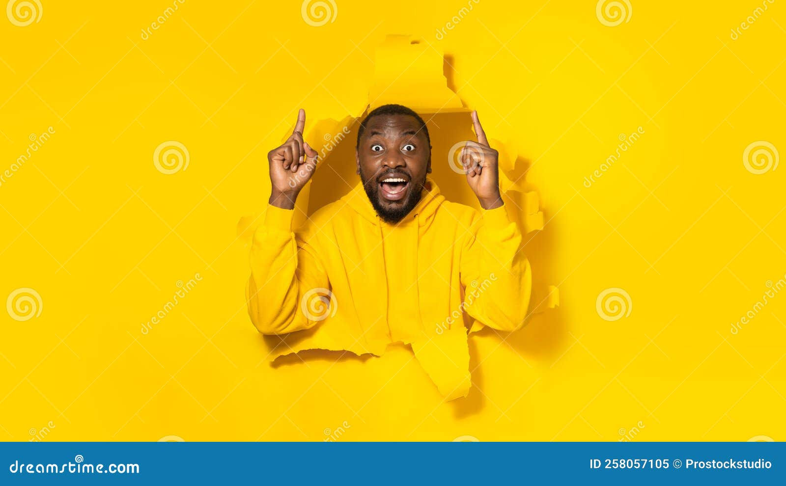 Wallpaper #IWf6_JIBSpphPi3-lZoB372 Portrait of Amazed Black Man Standing in Torn Paper Hole Pointing