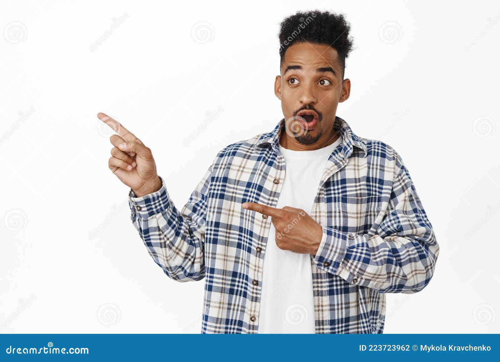 Wallpaper #IWf6_JIBSpphPi3-lZoB60 Portrait of Surprised Young Black Guy Pointing Looking Left in Awe