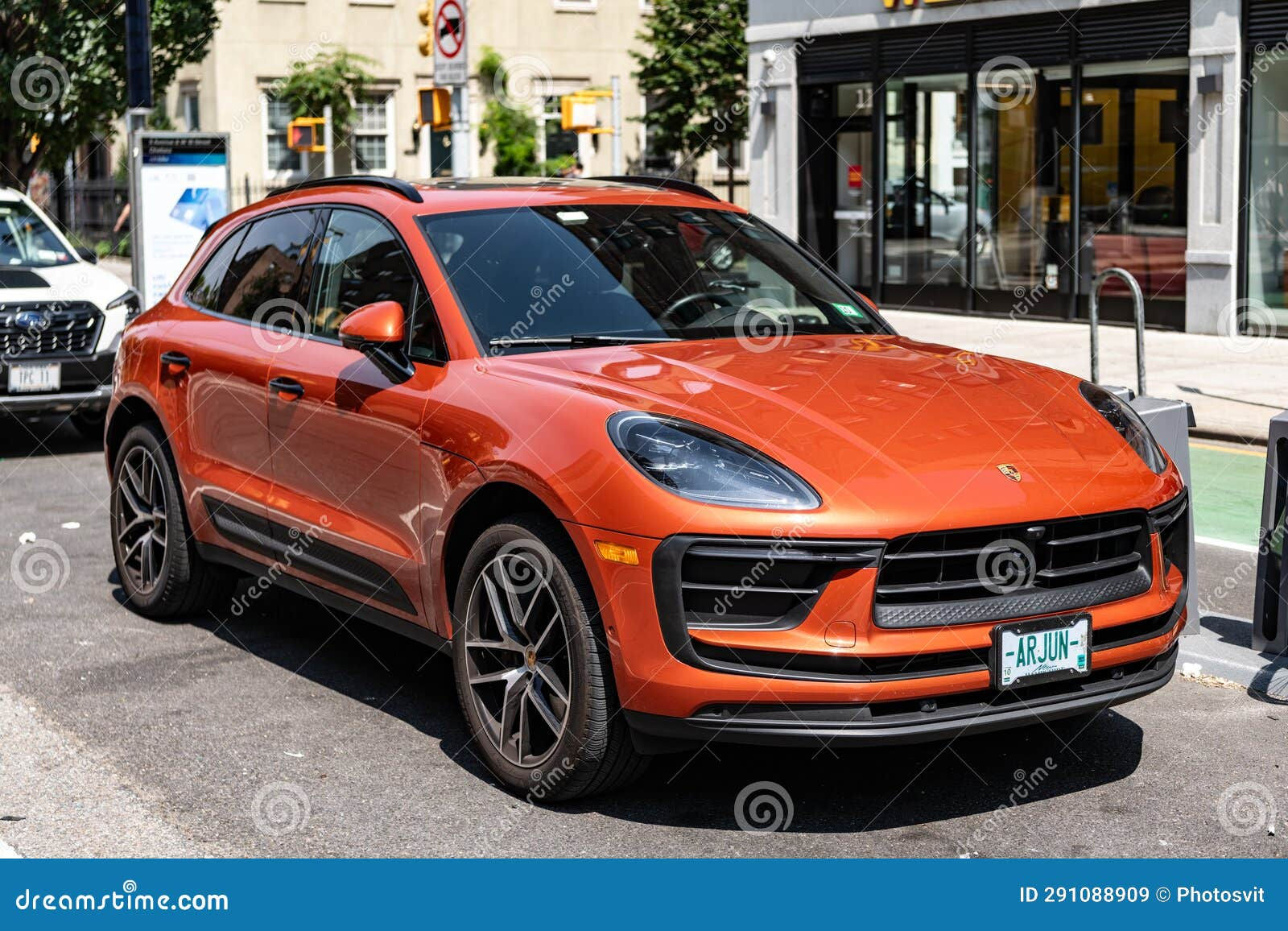 Wallpaper #kWidIpMBSpphPi3-uDN4291 New York City USA August 05 2023 2023 Porsche Macan T SUV Ruby Red