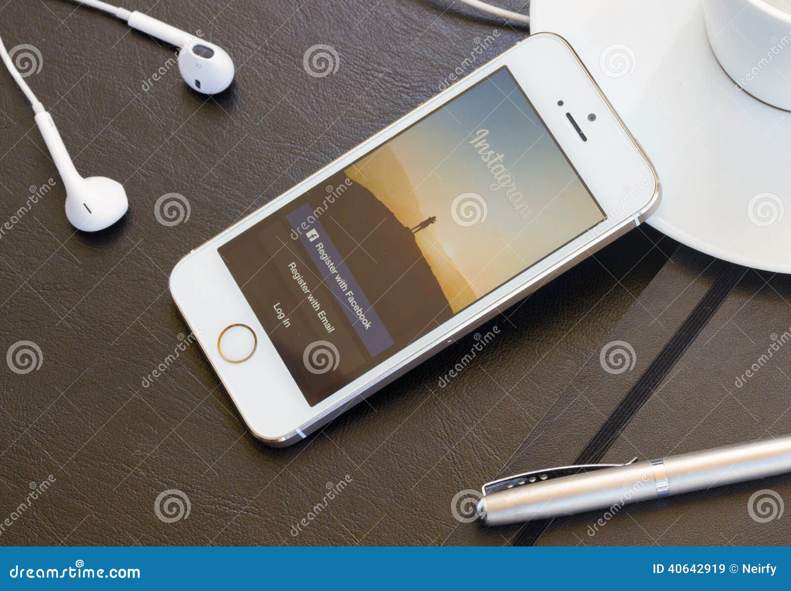 Wallpaper #l2f3ApMBSpphPi3-l7Gf198 Instagram Page on iPhone 5s Screen Editorial Stock Image Image of