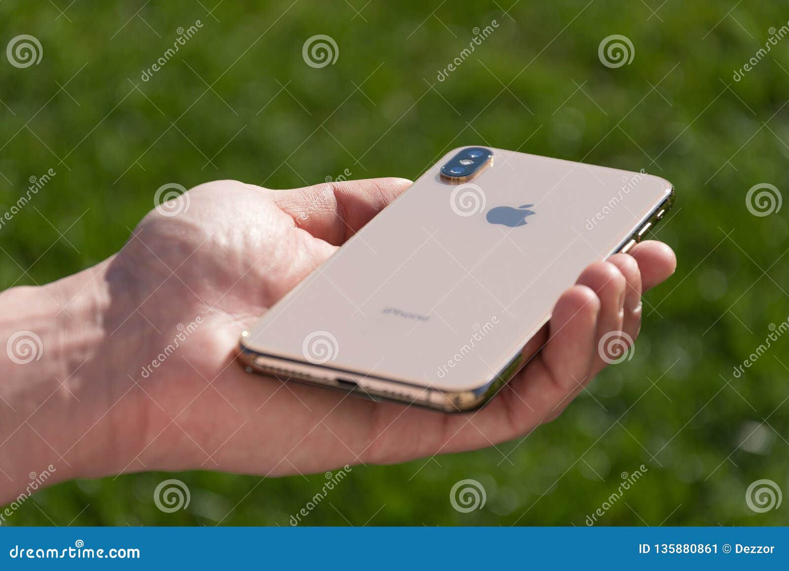 Wallpaper #vWds8ZIBSpphPi3-YWuR119 iPhone Xs Max Gold Smartphone Model by Apple Computers Close Up in Male