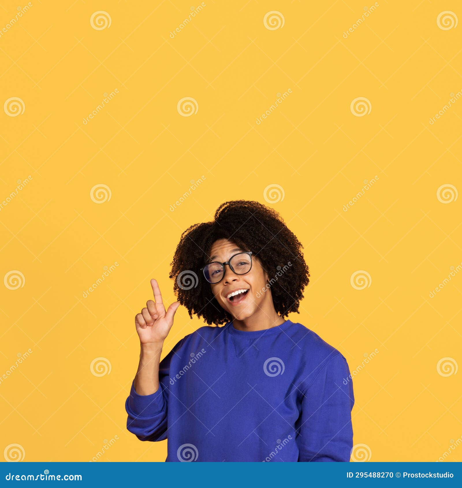Wallpaper #IWf6_JIBSpphPi3-lZoB140 Idea Concept Excited Black Guy Pointing Finger Up and Looking at