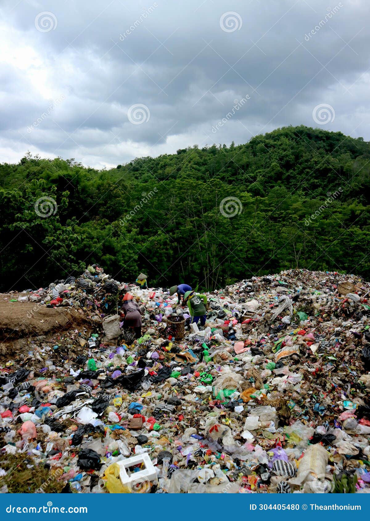 Wallpaper #pZ0LZZcBkAG5jTCH3rEj158 Some Waste Scavengers in Indonesia Work in Landfills Editorial Image