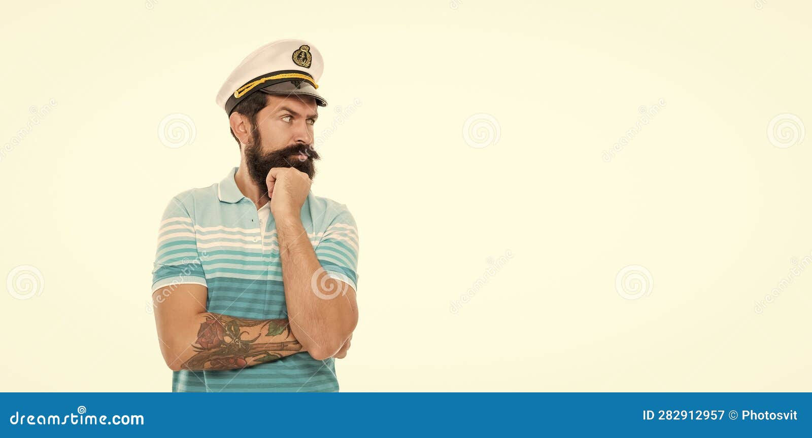 Wallpaper #0jEXNpMB5zzyi_yYPFik50 Shocked Man Sailor Looking Aside Bearded Man Wearing Captain Hat Stock