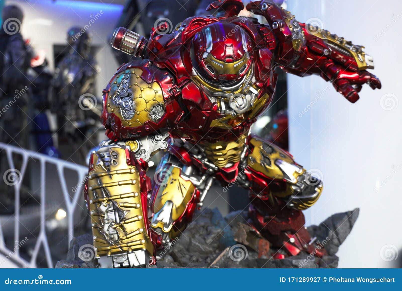 Wallpaper #oGeQ55IBSpphPi3-bziy144 Hulkbuster Figure Model 14 Scale on Display Editorial Photography