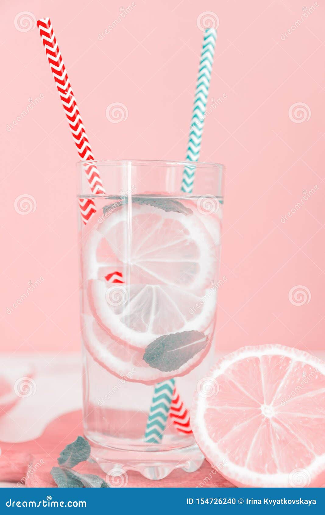 Wallpaper #GGfpAZMBSpphPi3-Wa1b133 Glass of Homemade Lemonade with Lemons Mint and Green and Red Paper