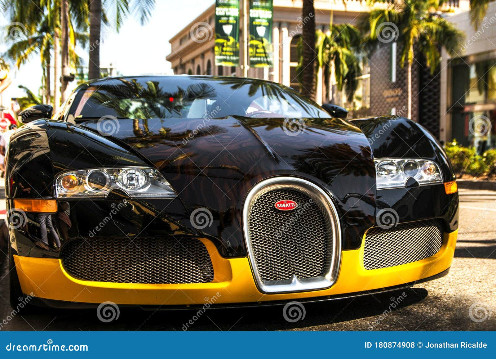 Wallpaper #Z1hnNJMBzN9vxX34lDyA44 Front View of a Black and Yellow Bugatti Veyron Editorial Stock Photo