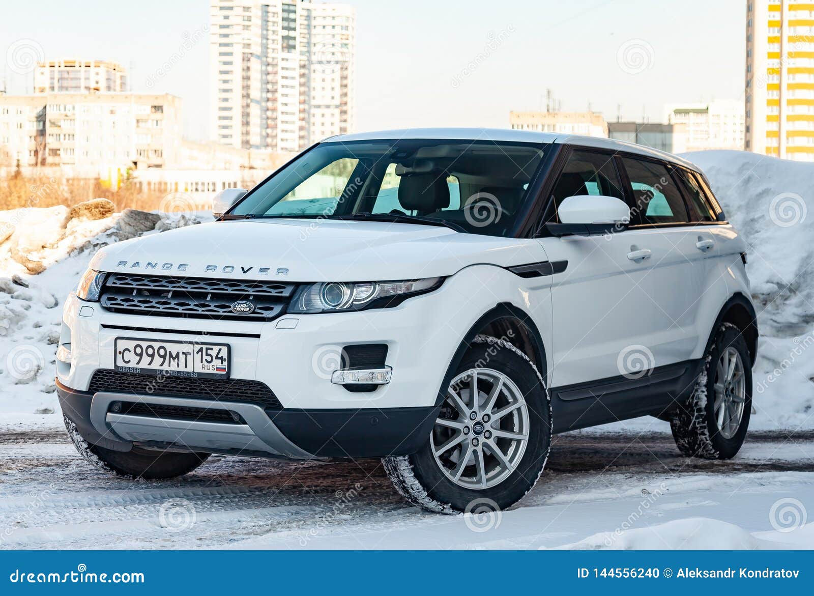 Wallpaper #HGc-B5MBSpphPi3-bcUr46 Front View of Range Rover Land Rover Evoque in White Color After