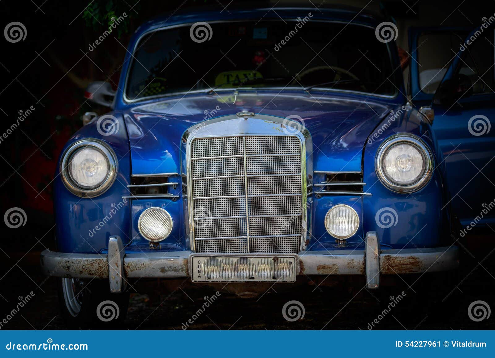 Wallpaper #SCzLSZMB0E1QgA7wqPTc160 Fragment of the Front Part of Old Classic Vintage Car Standing in Dark