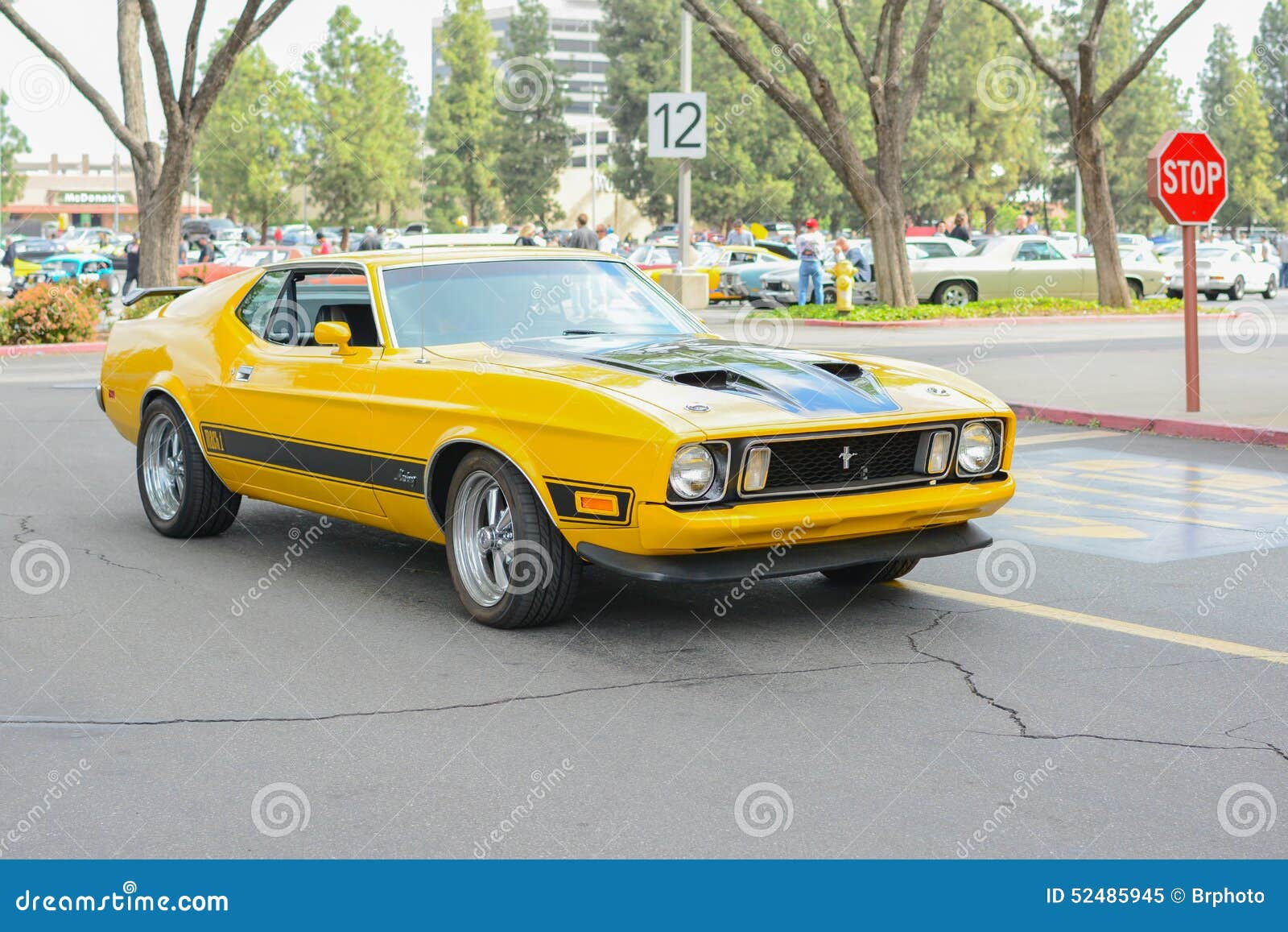 Wallpaper #LJ9kWZMBcUVgGJNoqrJ0156 Ford Mustang Mach 1 Coche Clasico En La Exhibicion Imagen Editorial