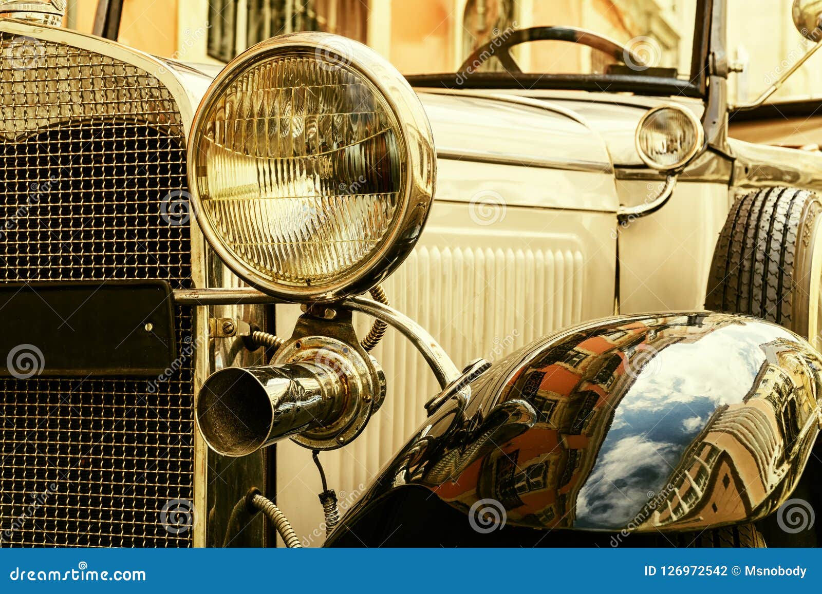 Wallpaper #pu8_S5MBMN-XEVvVRzrU91 Front View of Classic Vintage Car Stock Photo Image of Reflection