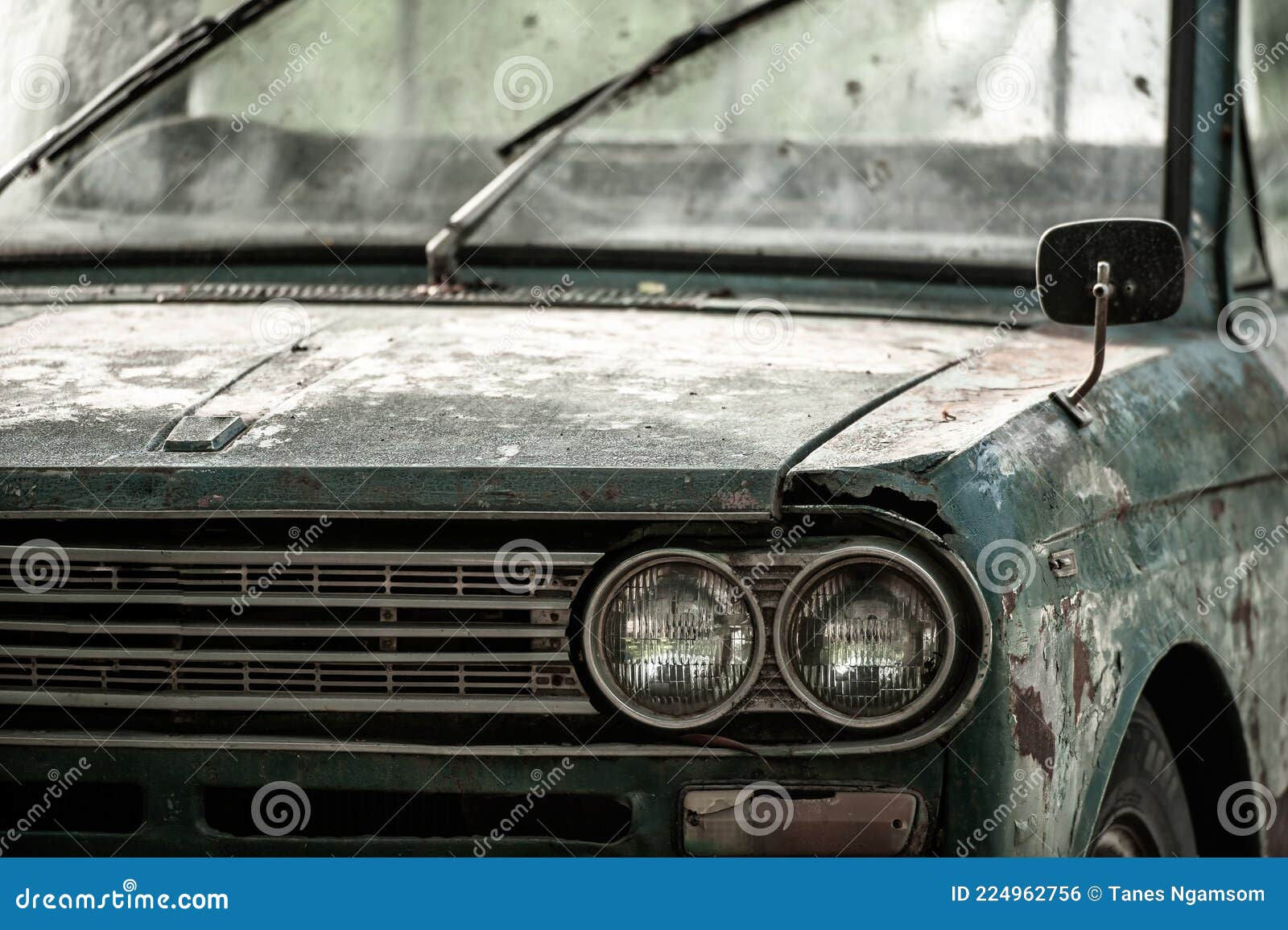 Wallpaper #kWidIpMBSpphPi3-uDN4285 Front Side View of an Old Olive Green Car Stock Photo Image of Glass