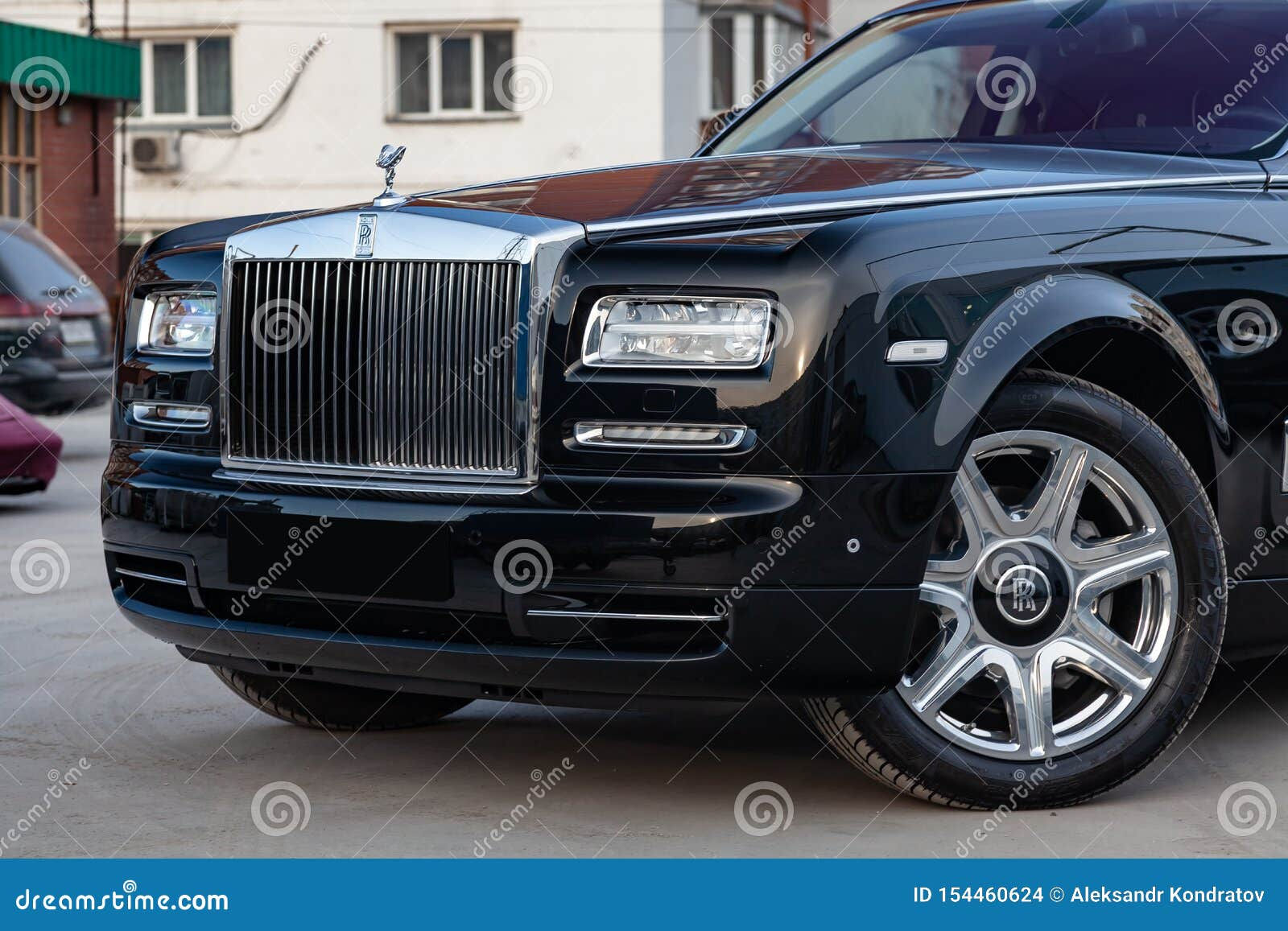 Wallpaper #kWidIpMBSpphPi3-uDN4282 Front Side View of New a Very Expensive Luxury Rolls Royce Phantom Car