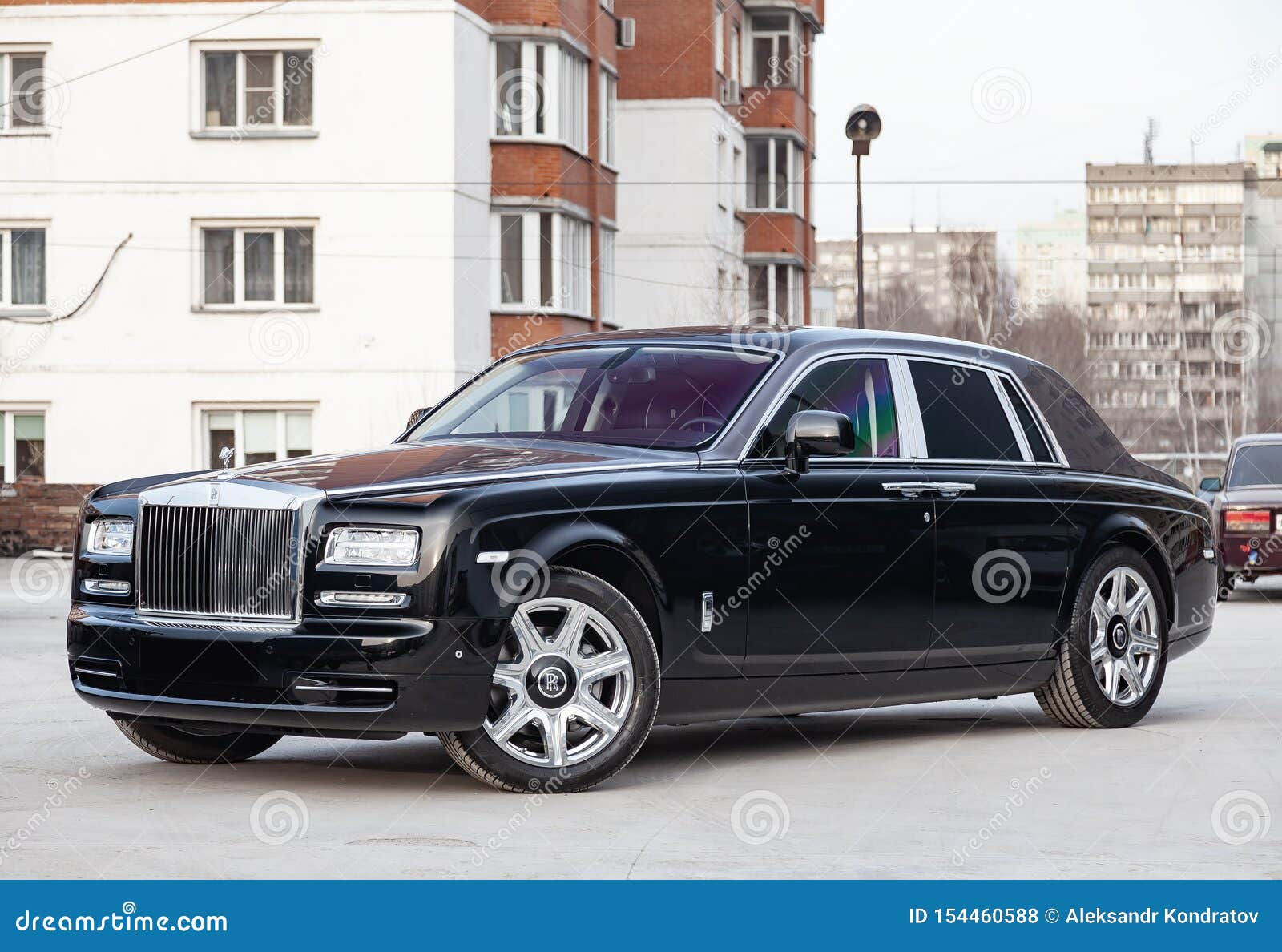 Wallpaper #kWidIpMBSpphPi3-uDN4220 Front Side View of New a Very Expensive Luxury Rolls Royce Phantom Car