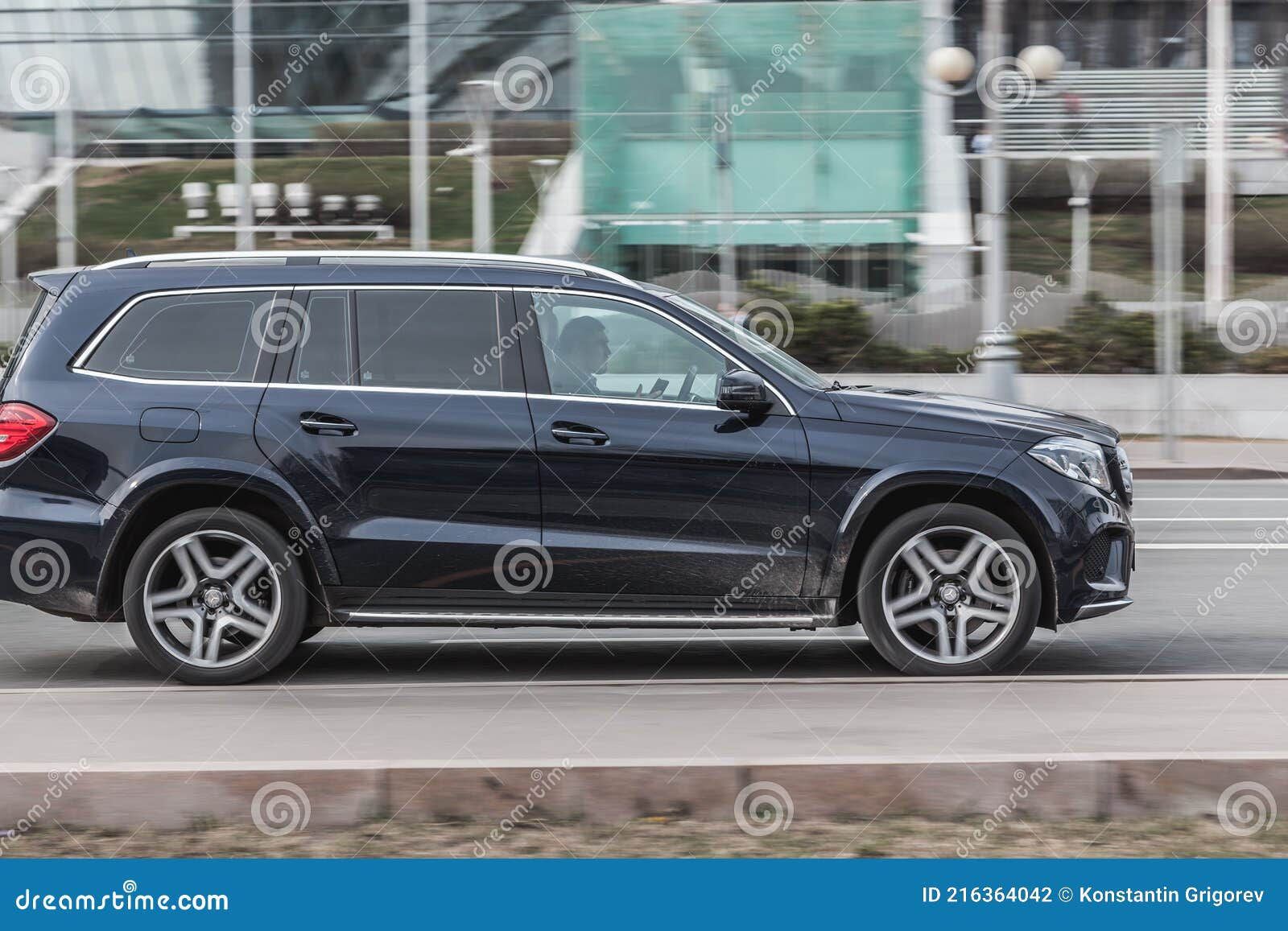 Wallpaper #9Rd6PpMBPLD5_VENTN9C34 Lack Full Size Luxury SUV Mercedes Benz Gl Class X166 Rides in the City