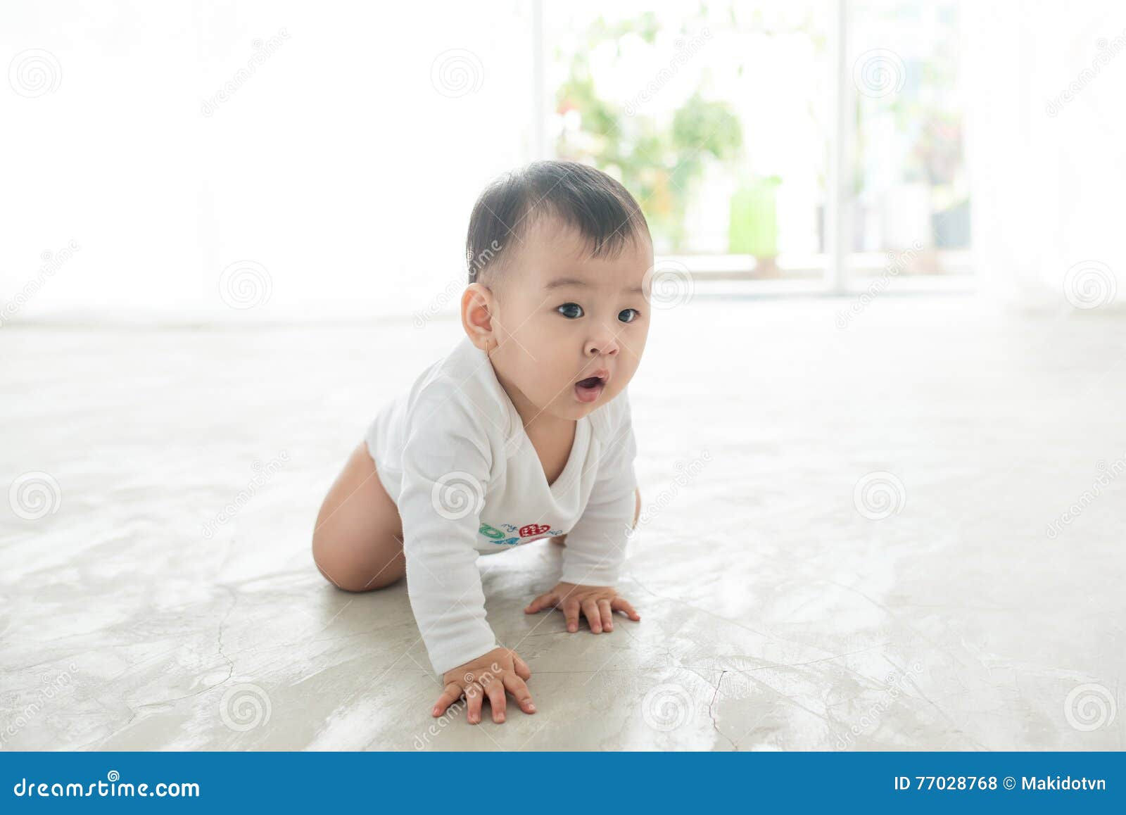 Wallpaper #9mdFCpMBSpphPi3-NNO0389 Little Pretty Baby Girl Crawling on the Floor at Home Stock Photo