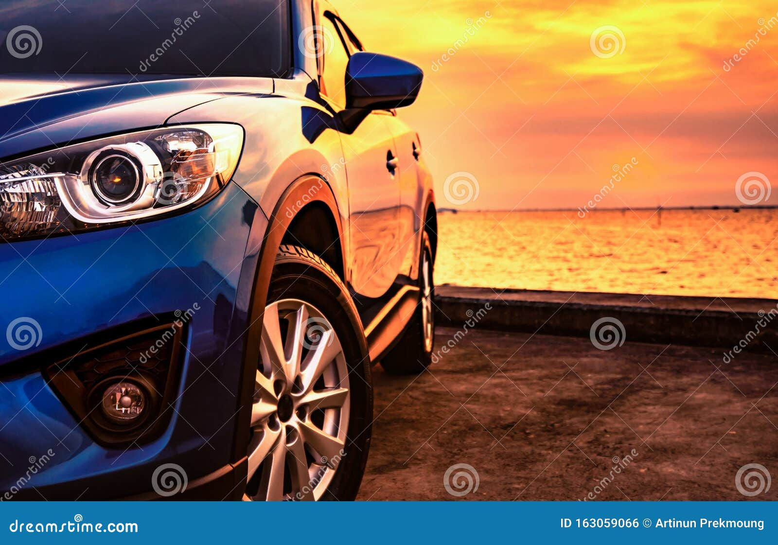 Wallpaper #iP9gZ5MB3lSXT3zUwuLl393 Luxury SUV Car Parked on Car Parking Lot by the Beach at Sunset Front