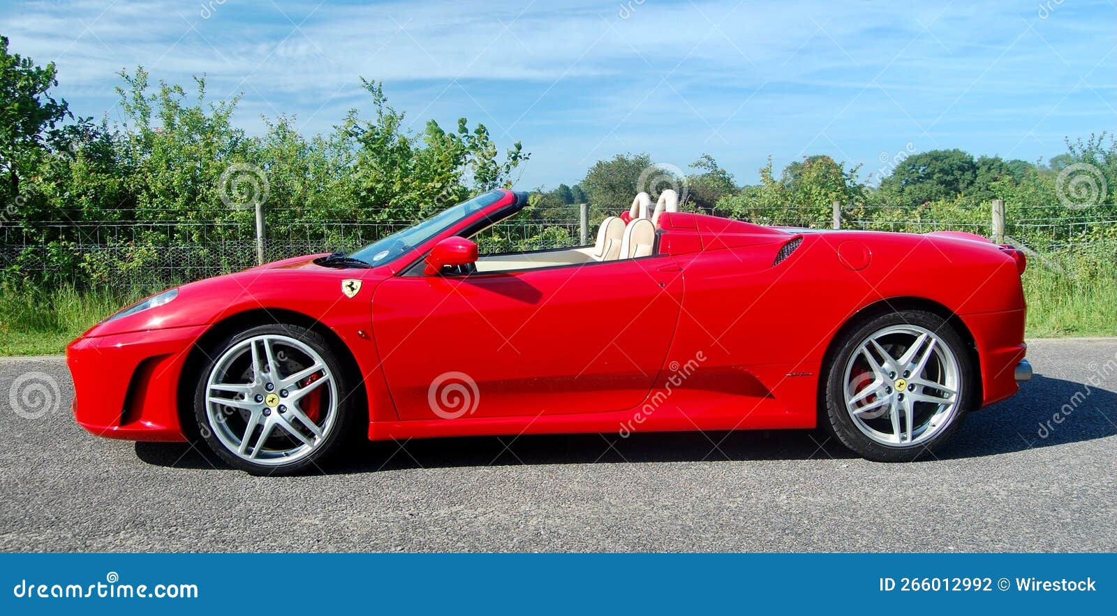 Wallpaper #ITGBNZMB5zzyi_yY5Vf_152 Red Ferrari F430 in the Kent Countryside Editorial Photography Image