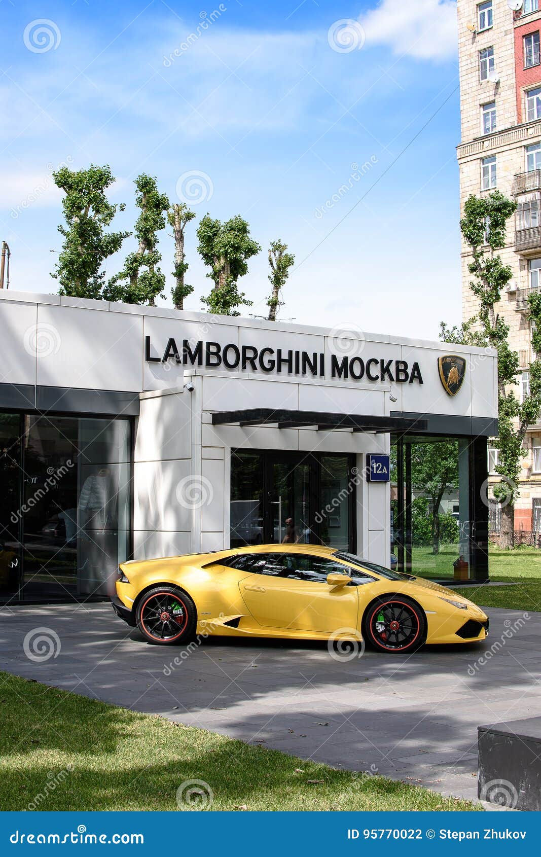 Wallpaper #OR1ZLZMBlOZrFDOkbtBa45 Russia Moscow June 30 2017 Lamborghini Auto Show Next to a Yellow