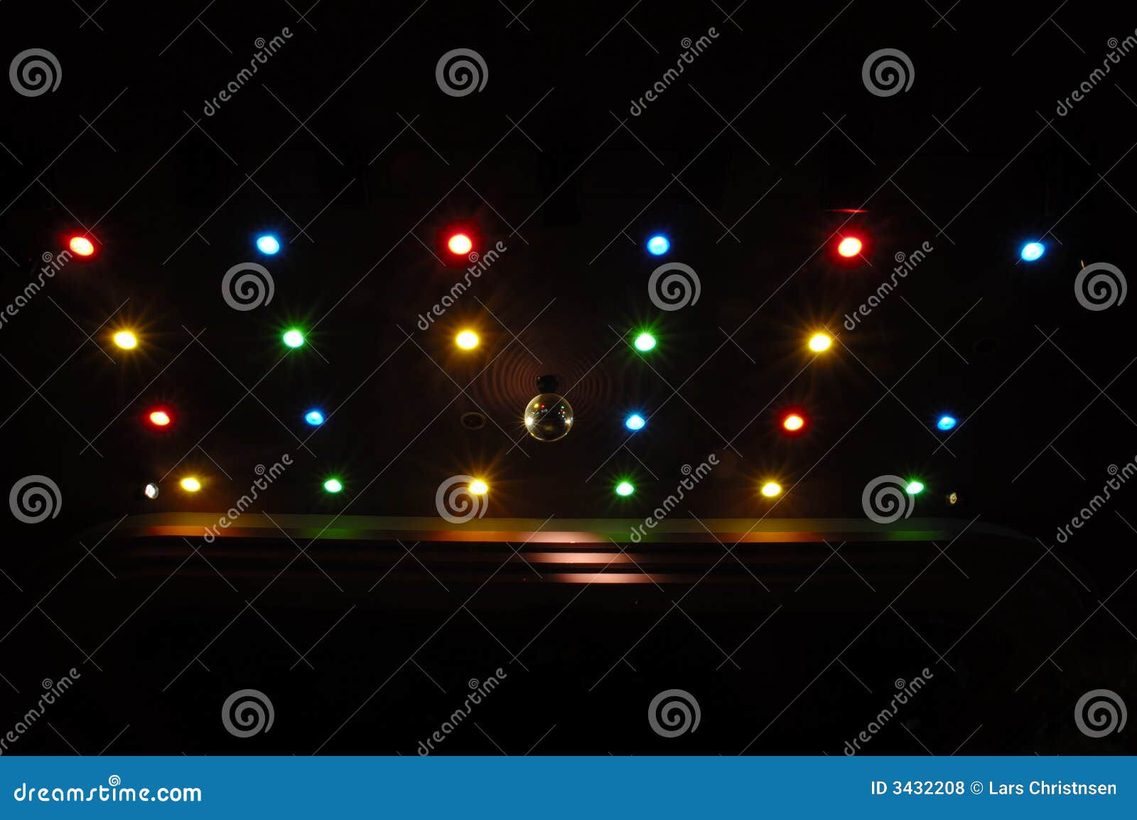 Wallpaper #32gqF5MBSpphPi3-sA2h272 Disco Lights Synthwave Funfair Fairground Night Colors of the Amusement