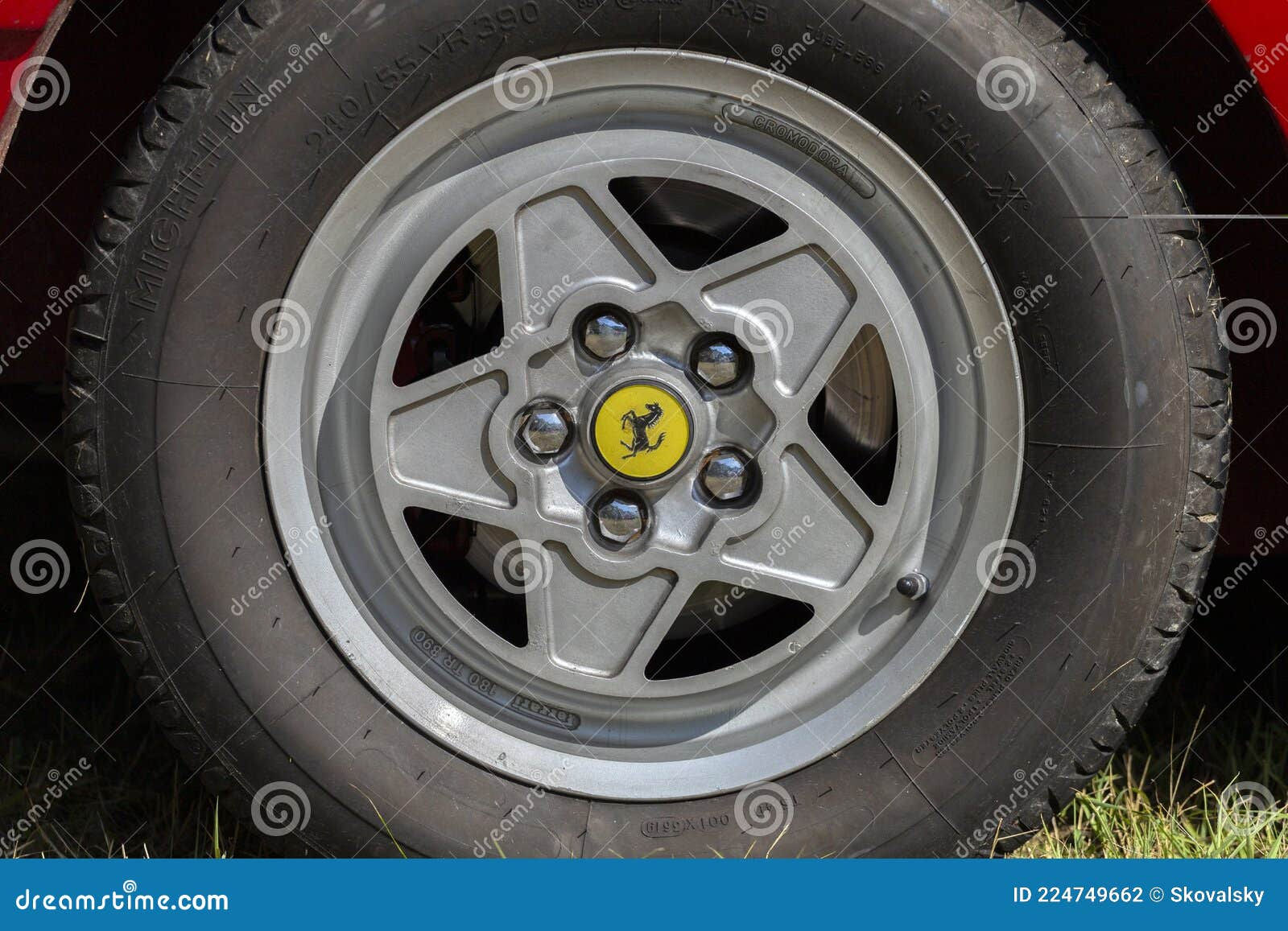 Wallpaper #1-oyVZMBlwTYPL18sAwP296 Car Alloy Wheel Close Up Beautiful Design of Smooth Curved Spokes