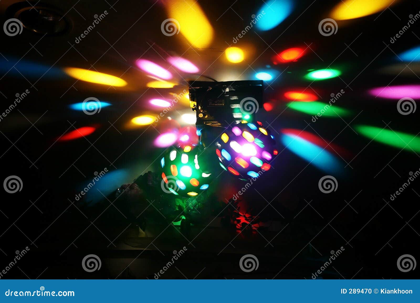 Wallpaper #32gqF5MBSpphPi3-sA2h185 Disco Lights Synthwave Funfair Fairground Night Colors of the Amusement