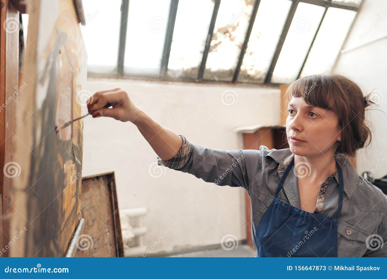 Wallpaper #W2g2IpMBSpphPi3-mTKk131 Woman Artist Paints a Picture on Canvas Bright Art Studio with a Large
