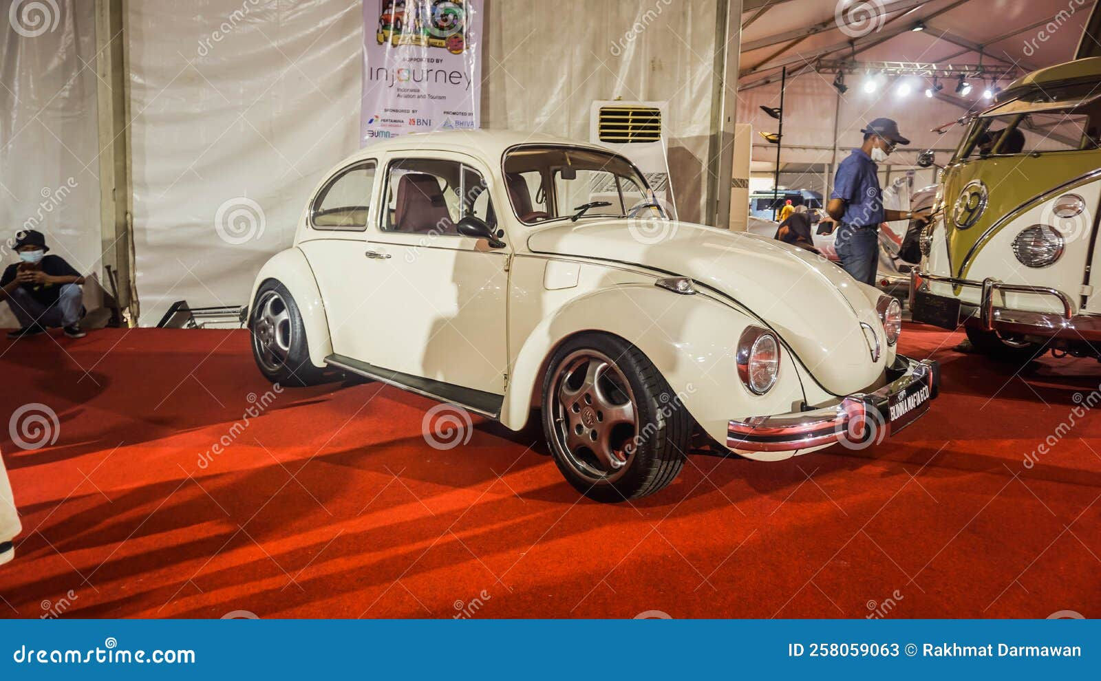 Wallpaper #0mfp9JIBSpphPi3-1nyV185 White Volkswagen Beetle on Display at Jogja Vw Festival Editorial Stock