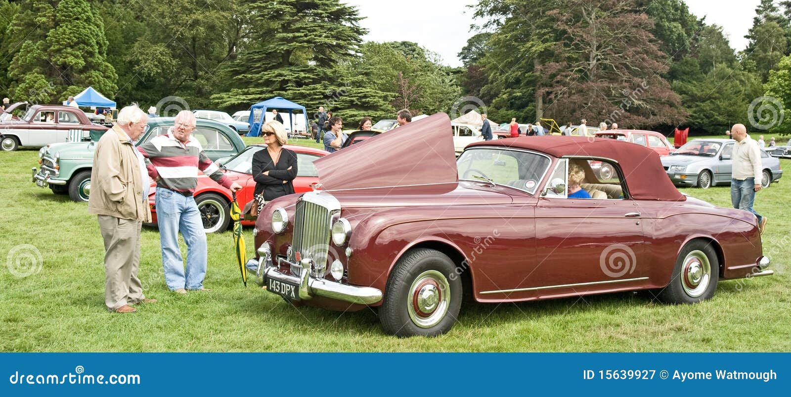 Wallpaper #VmfhDpMBSpphPi3-JOyJ290 Admiring a Classic Bentley Car at Ripley Castle Editorial Photography