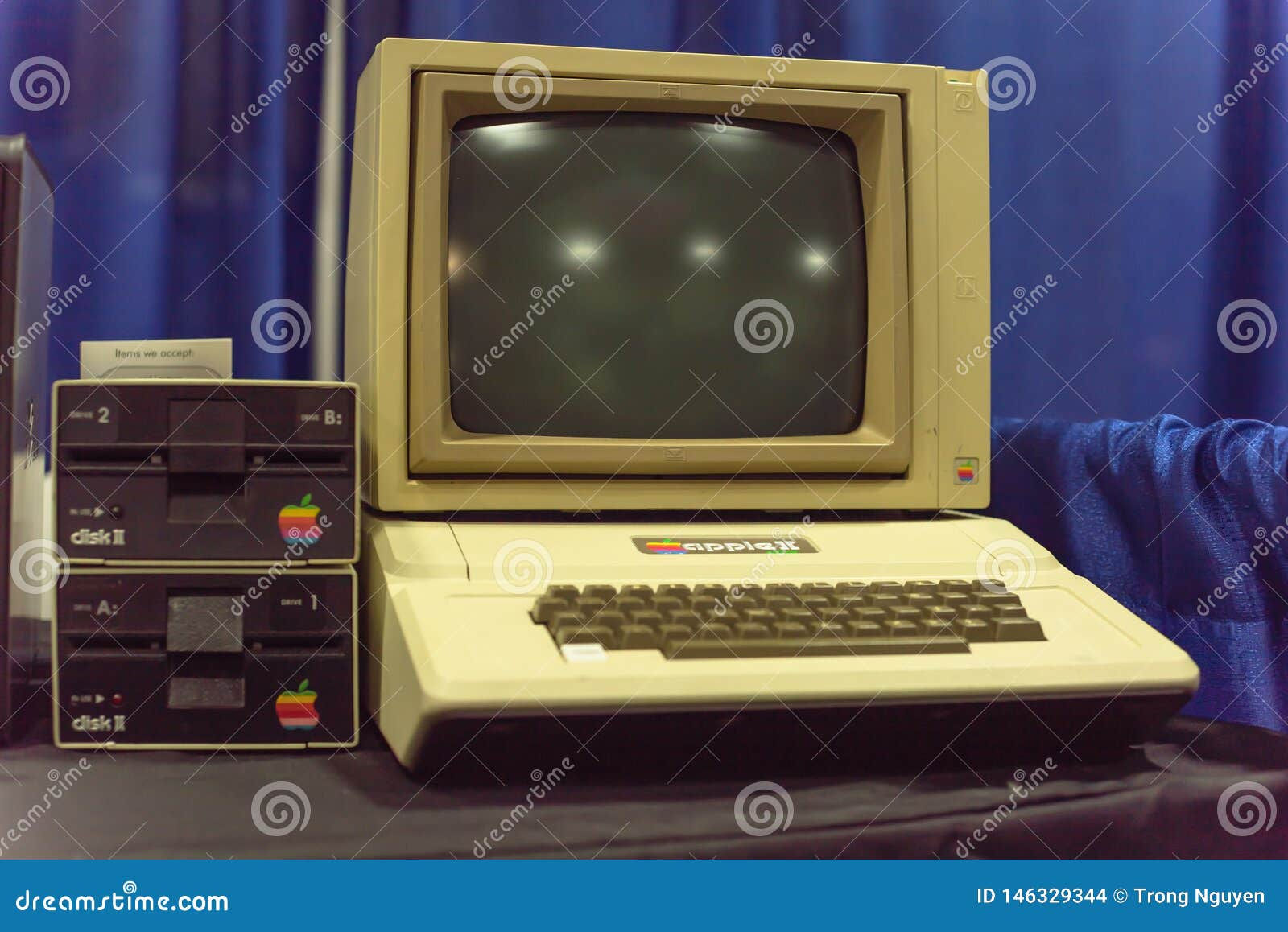 Wallpaper #lT-gPJMBLiIJ4c9O8pJj185 Altes Computersystem Apples Ii an Der Ereignisausstellung