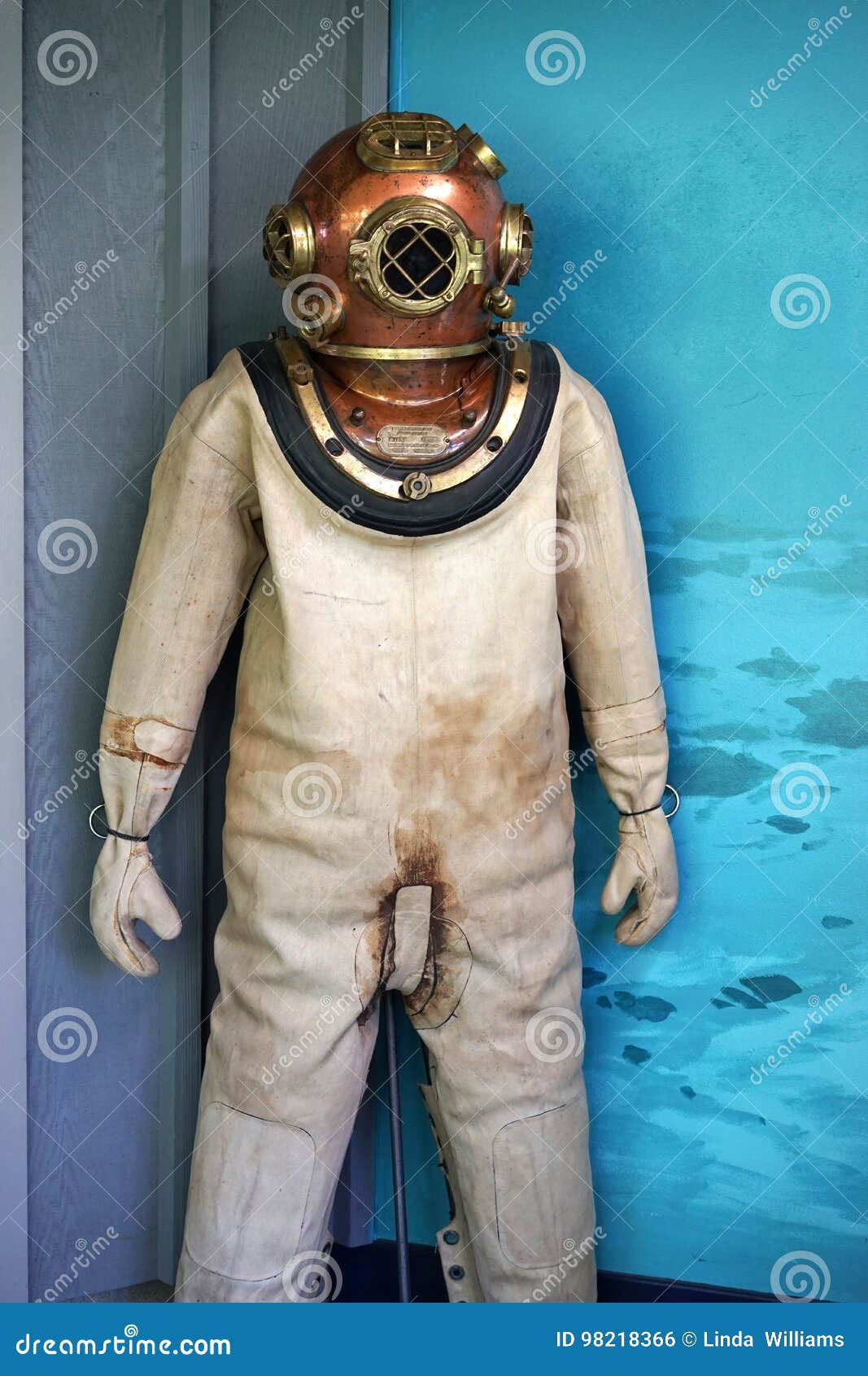 Wallpaper #S2ej65IBSpphPi3-z00p282 Antique Deep Sea Diving Suit Stock Photo Image of Bodysuit Garment