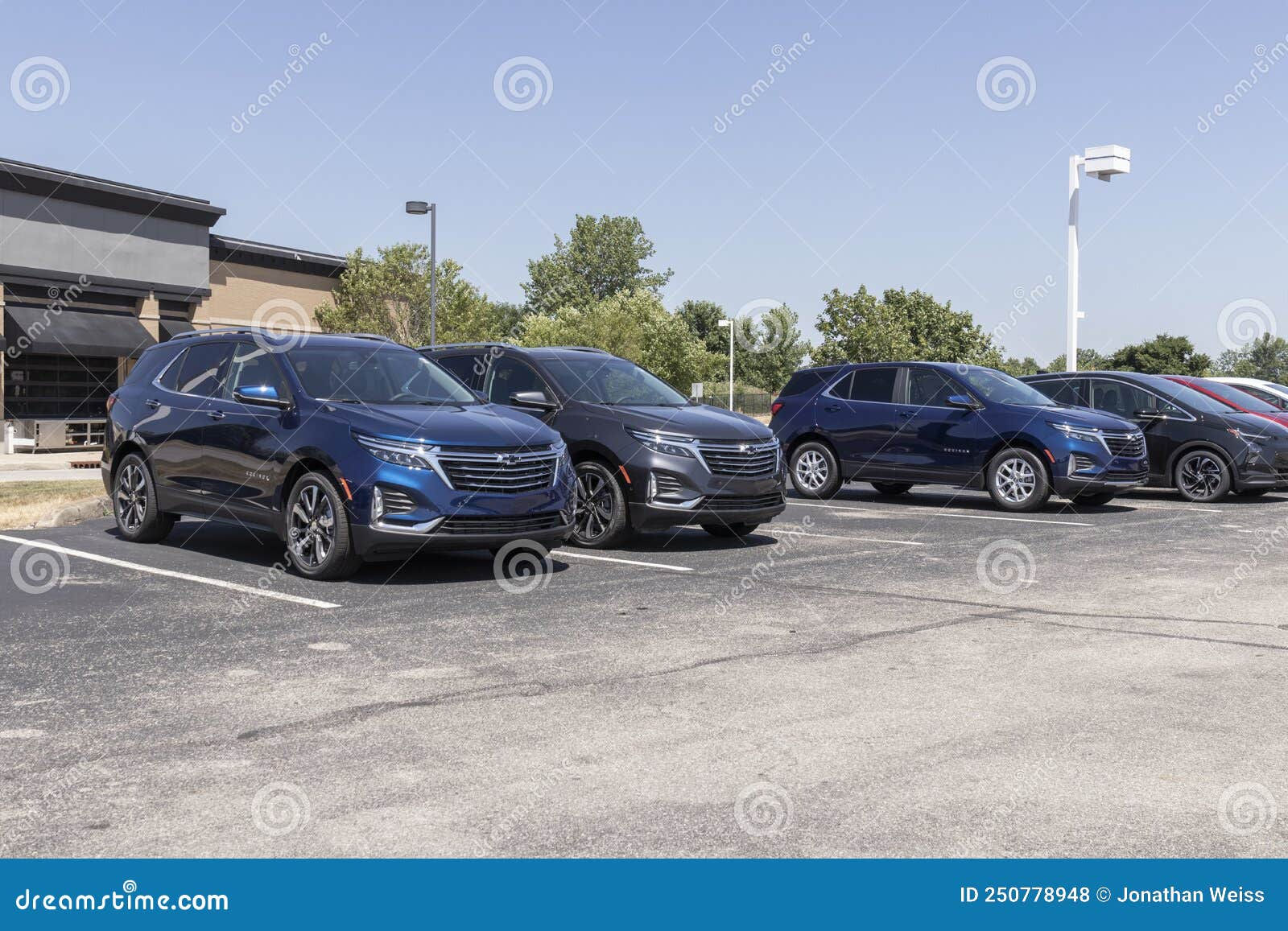 Wallpaper #GeqjVZMBlwTYPL18_Q4T138 Chevrolet Equinox Display at a Dealership Chevy Offers the Equinox as
