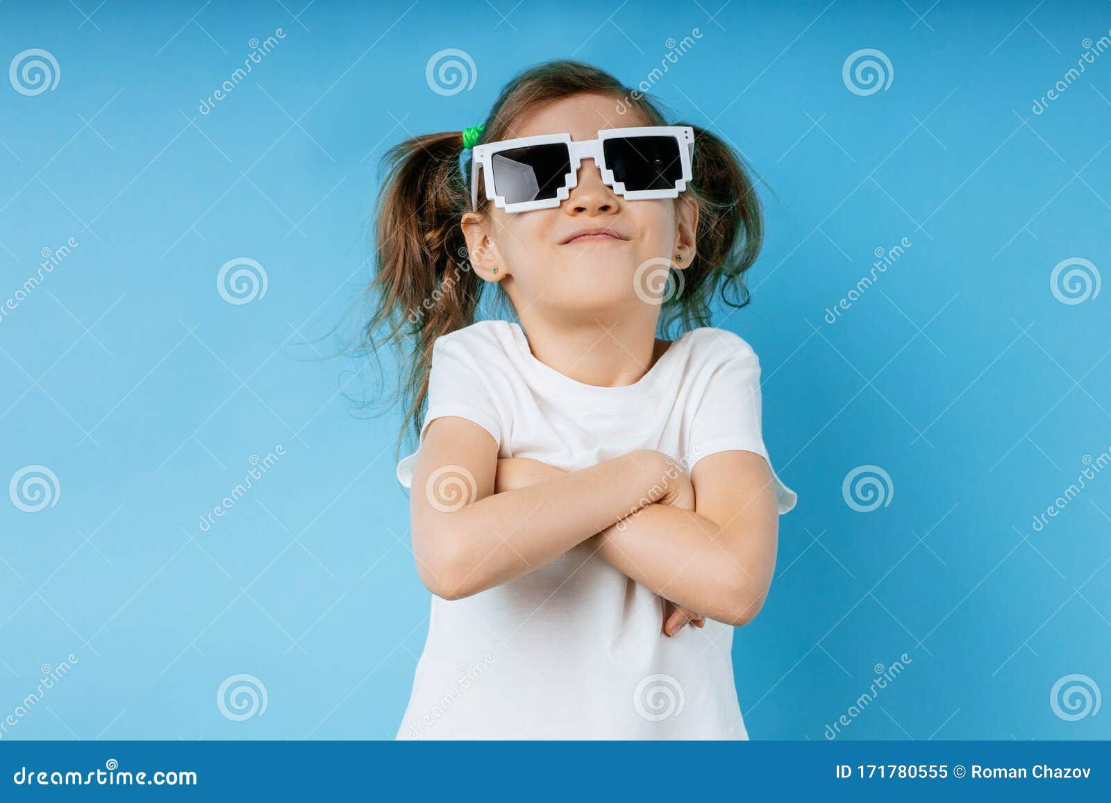 Wallpaper #oPRpOpMBKFX8bn3ru3gp94 Cool Kid in Sunglasses Isolated Over Blue Background Stock Image