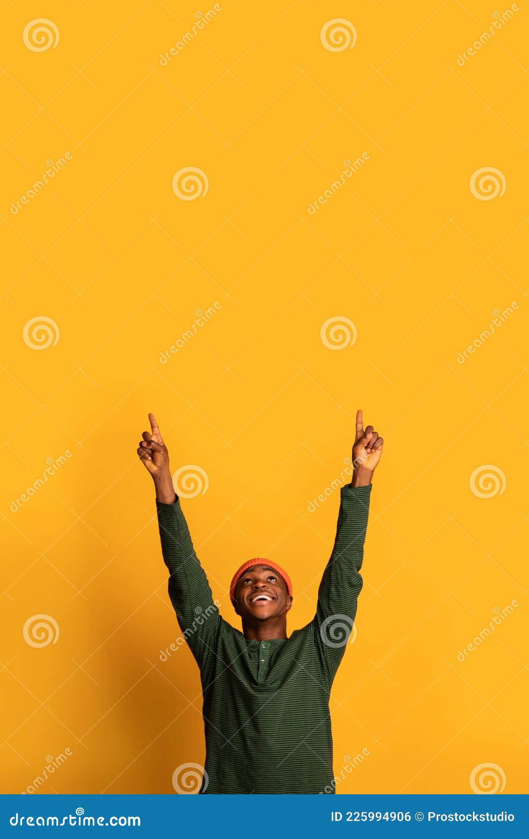 Wallpaper #IWf6_JIBSpphPi3-lZoB35 Check This Cheerful African Guy Pointing Up at Copy Space Above Head