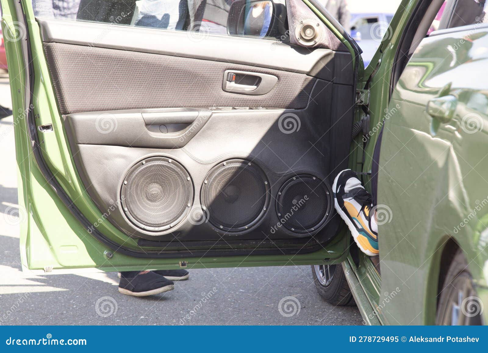 Wallpaper #SWipIJMBSpphPi3-Iy6Y125 Car Audio System Installation of Acoustics in the Car Stock Image