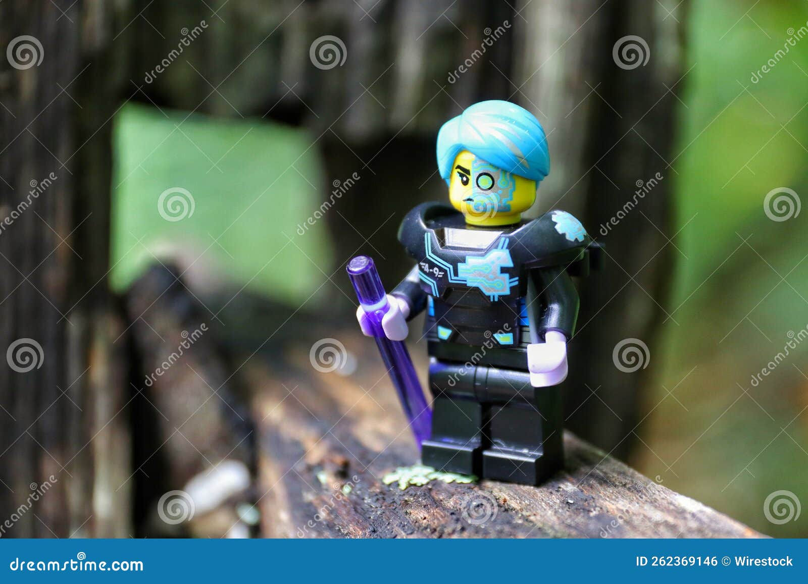 Wallpaper #CCYgmZcBNyflpn9rOIhU38 Closeup of a Lego Minifigure of the Cyborg Superhero on a Wooden