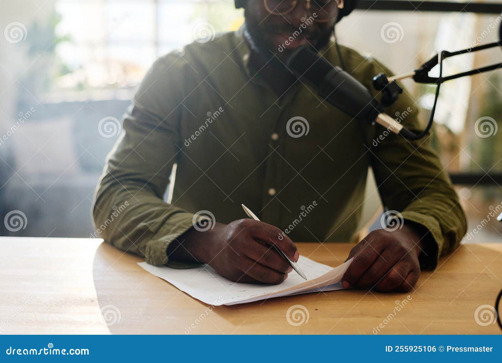 Wallpaper #IWf6_JIBSpphPi3-lZoB262 Close Up of Young Black Man Pointing at Paper with Questions for