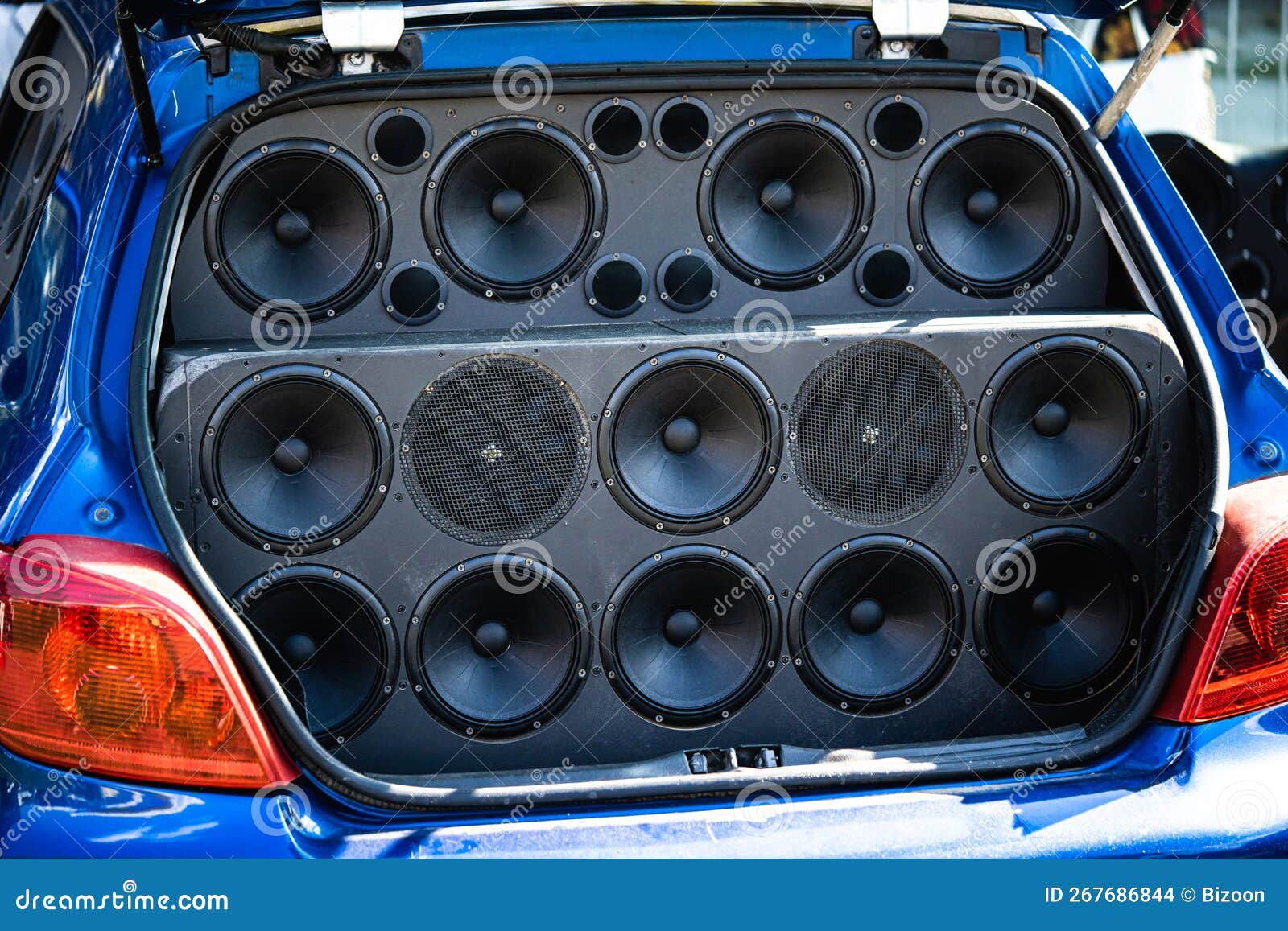 Wallpaper #0GjUI5MBSpphPi3-fza657 Car Trunk Full of Stereo Speakers Stock Photo Image of Round Panel