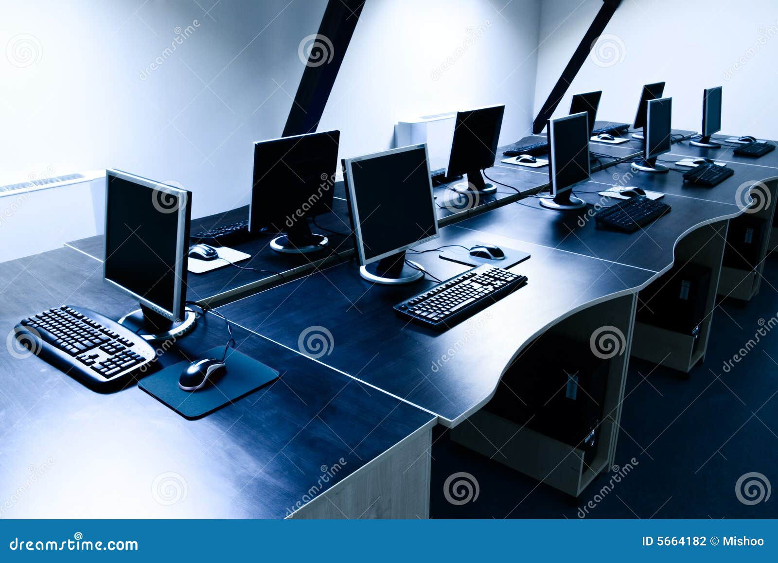 Wallpaper #MWcjC5MBSpphPi3-X9jd136 Computers Room Stock Photo Image of Place Center Interior 5664182