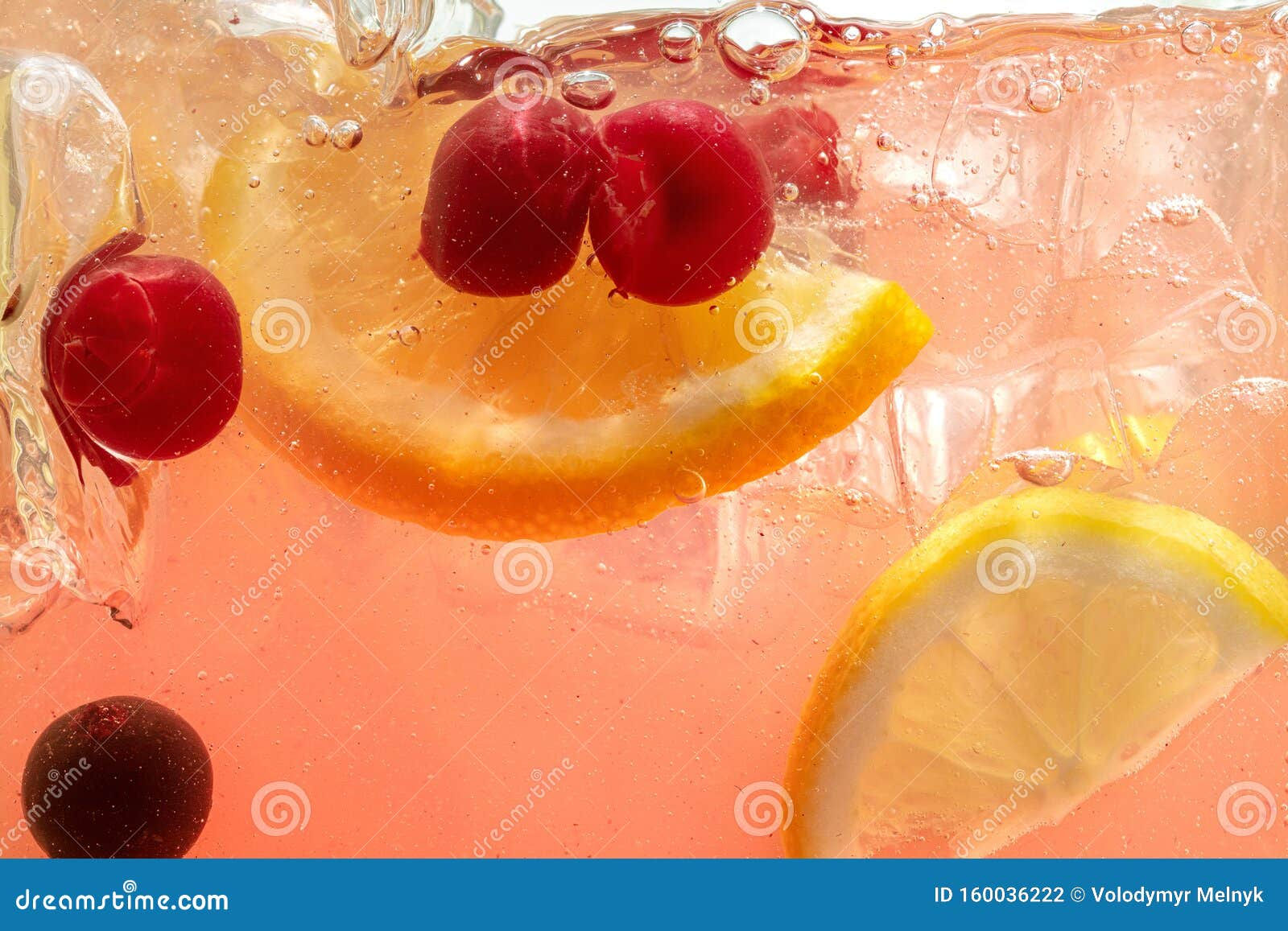 Wallpaper #GGfpAZMBSpphPi3-Wa1b39 Close Up View of the Lemon Slices in Lemonade on Background Stock Photo
