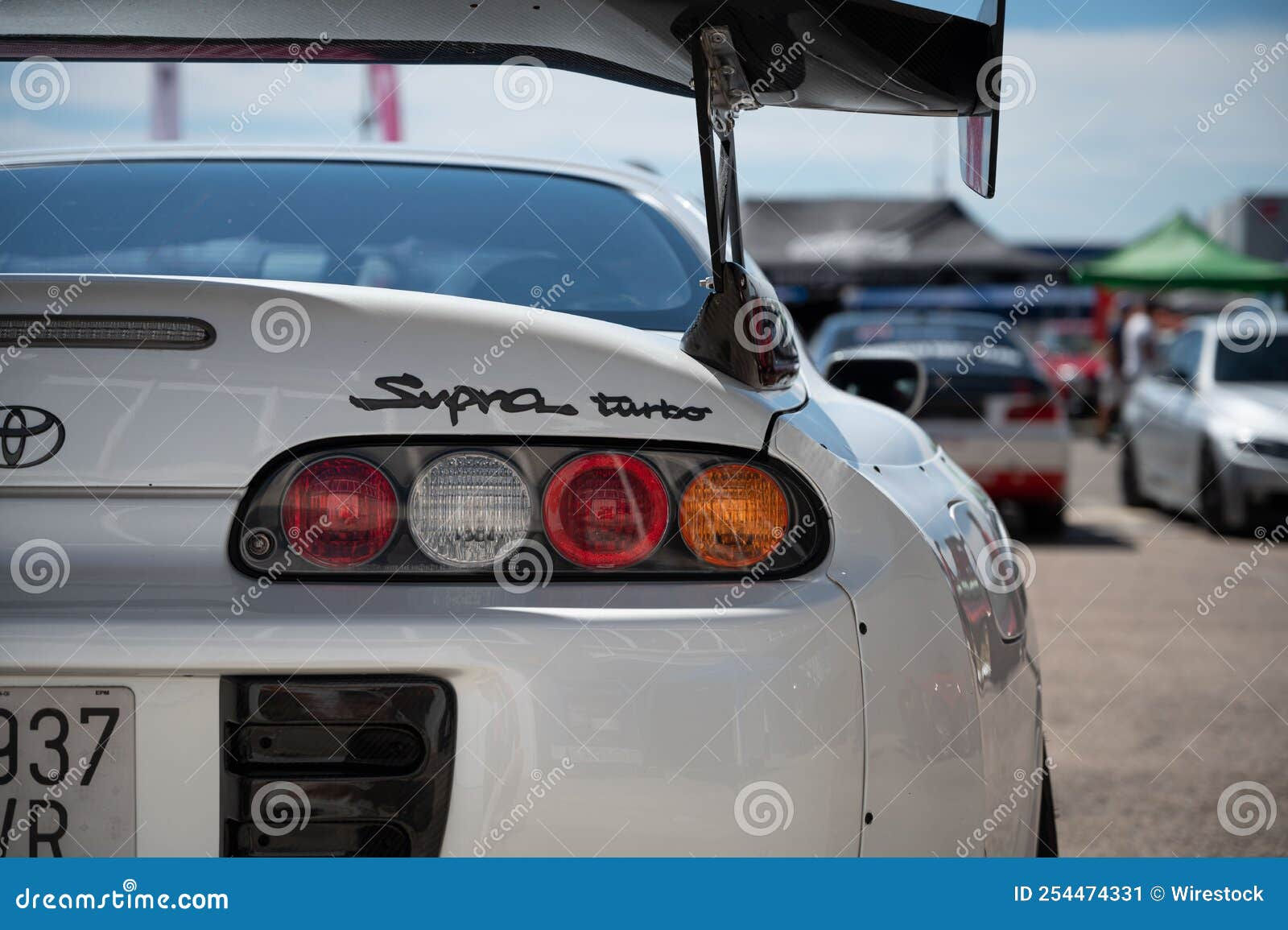 Wallpaper #-8_qOpMBOBUYluQYGrnu171 Closeup Shot of the Rear of a White Fourth Generation Toyota Supra with