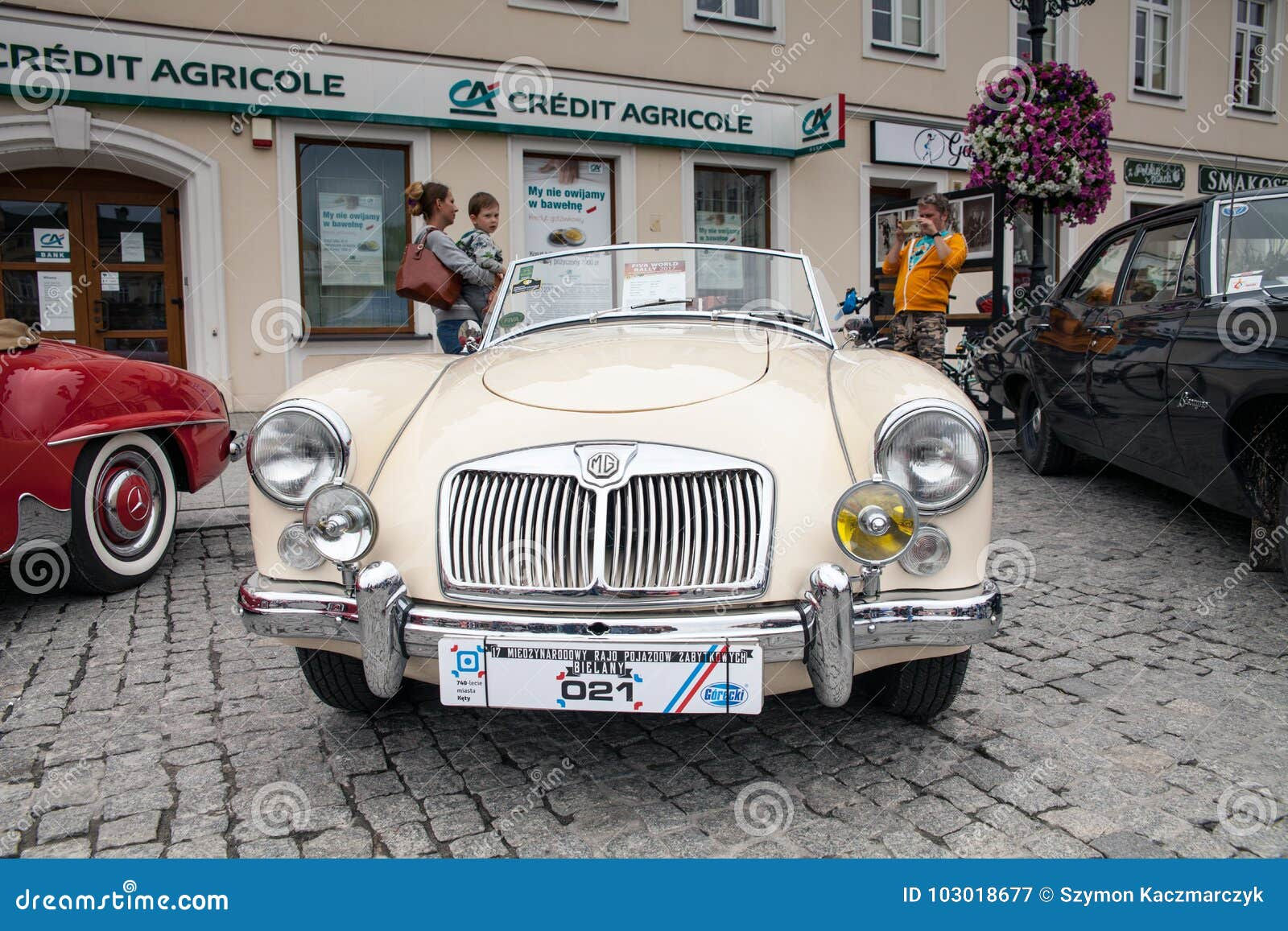 Wallpaper #pu8_S5MBMN-XEVvVRzrU136 Car Mg 1600 Front View Retro Design Car Exhibition of Vintage