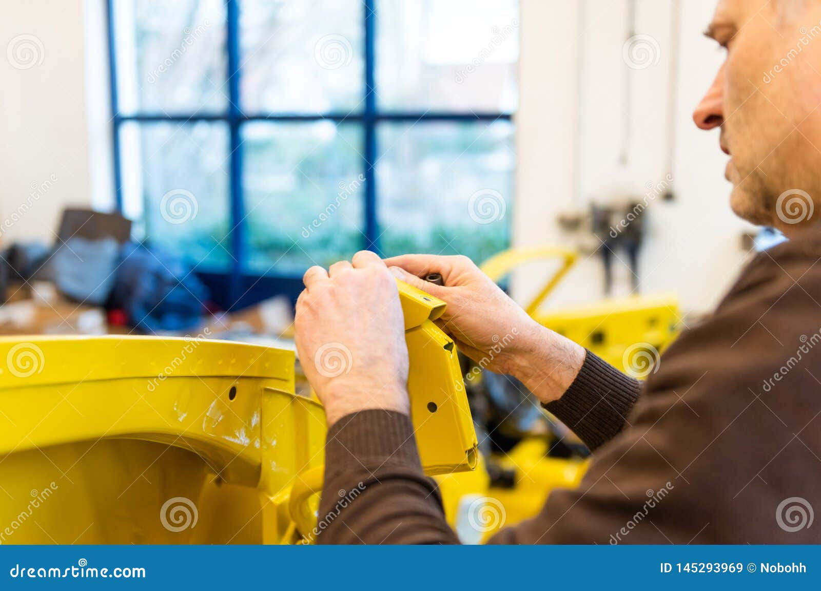 Wallpaper #5D98PJMBLiIJ4c9OFJE_41 Car Mechanic Screws Car Parts Together Again After Restoration Serie