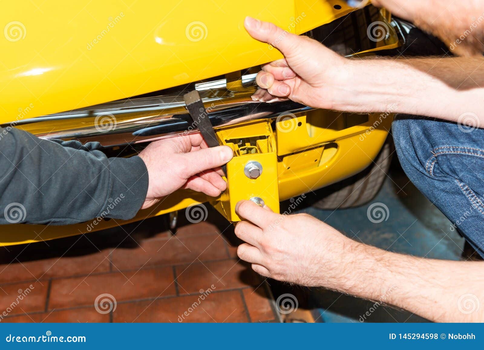 Wallpaper #5D98PJMBLiIJ4c9OFJE_33 Car Mechanic Screws Car Parts Together Again After Restoration Serie