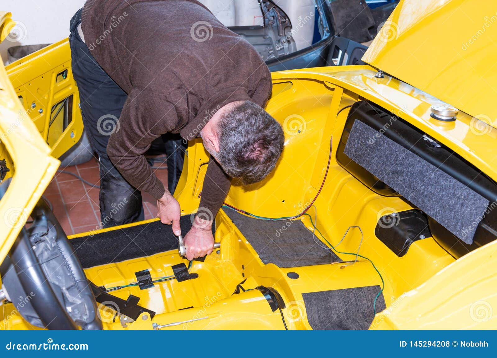 Wallpaper #5D98PJMBLiIJ4c9OFJE_30 Car Mechanic Screws Car Parts Together Again After Restoration Serie