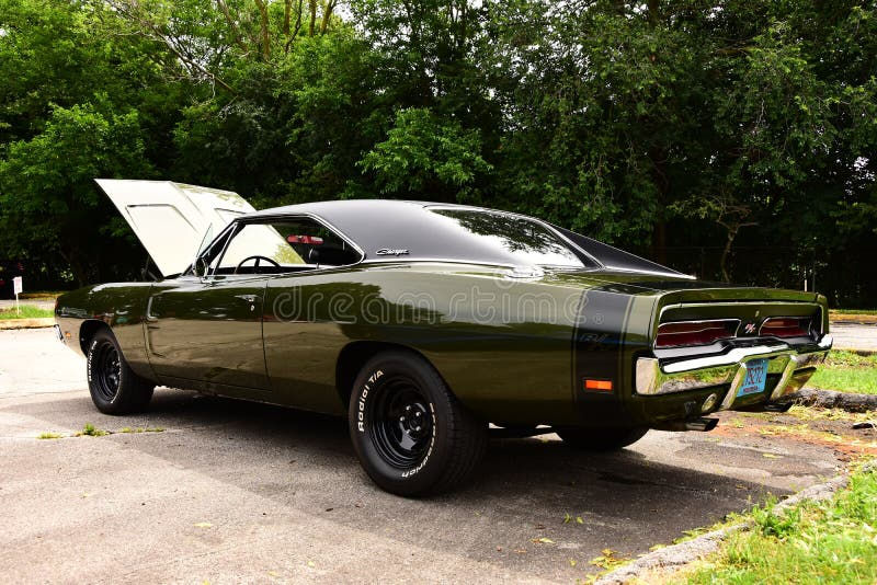 Wallpaper #O7hP2ZIBJvJKYCmEFez454 Beautiful Dodge Charger with 440 Magnum in Dark Green from Rear