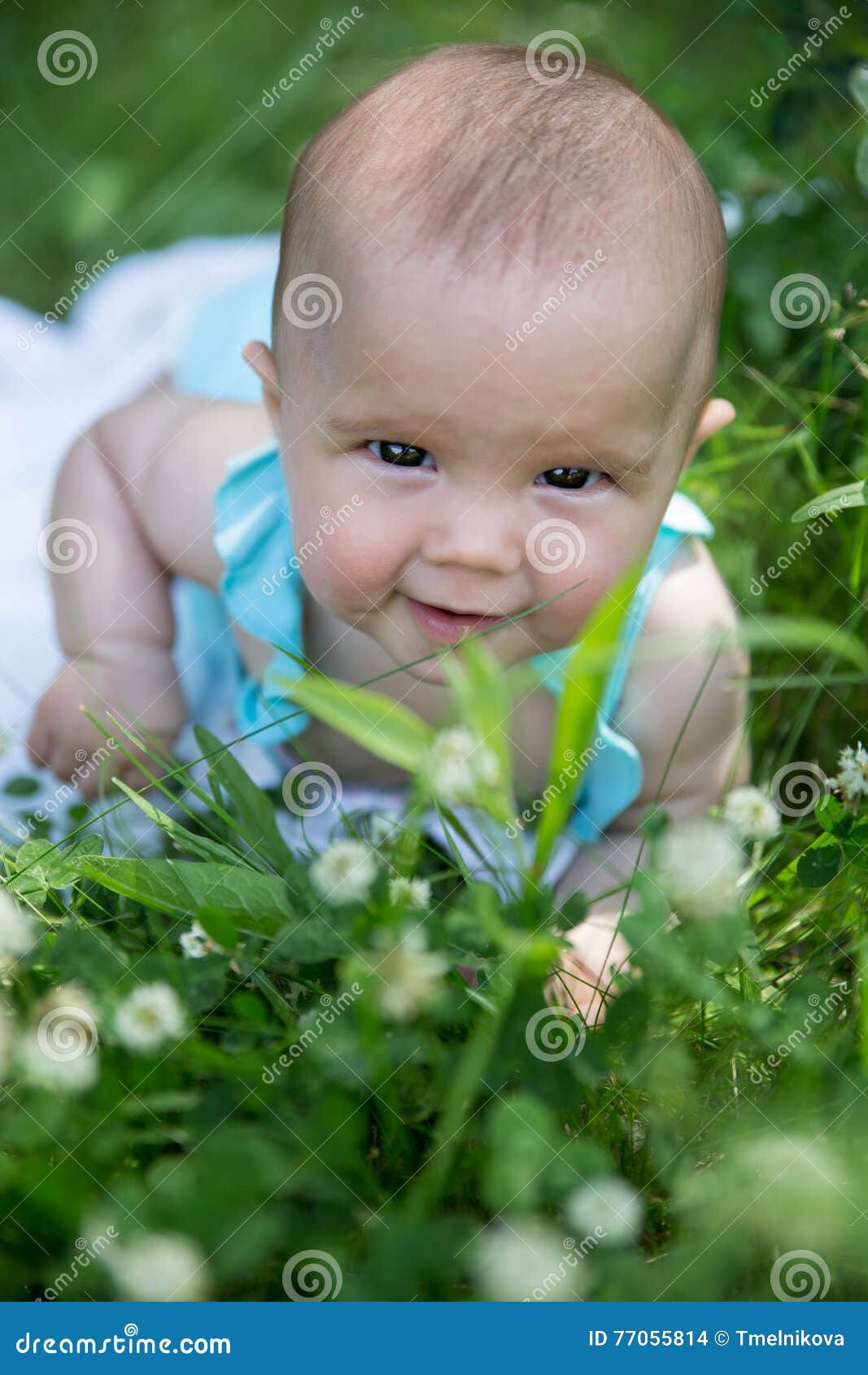 Wallpaper #9mdFCpMBSpphPi3-NNO0530 Baby Girl Crawling on the Grass Selective Focus Her Eyes Stock Photo