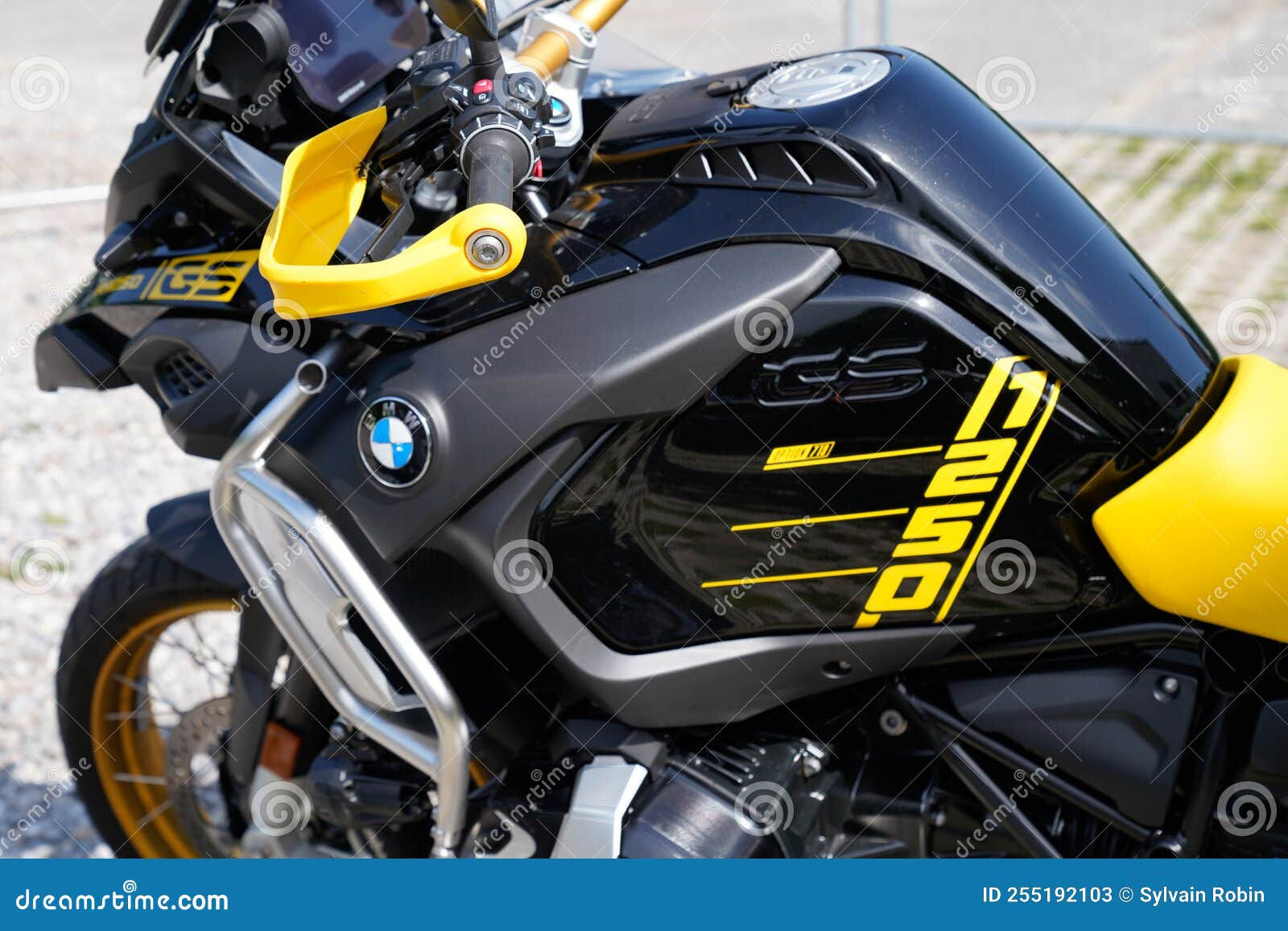 Wallpaper #d_9caZMB3lSXT3zU_eUQ99 BMW Motorrad Motorcycle Logo Sign and Brand Text on 1250 Gs Black