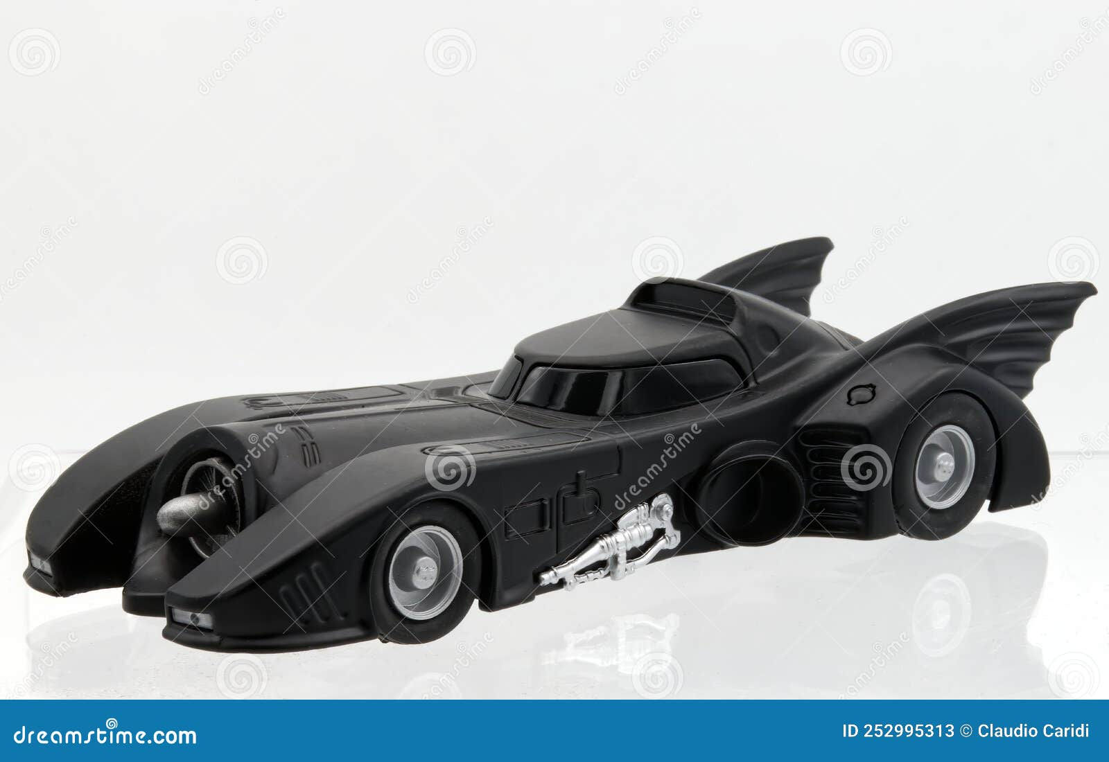 Wallpaper #4WhsF5MBSpphPi3-nQ6C210 Batmobile Model Replica from 1989 Batman the Movie Isolated on White