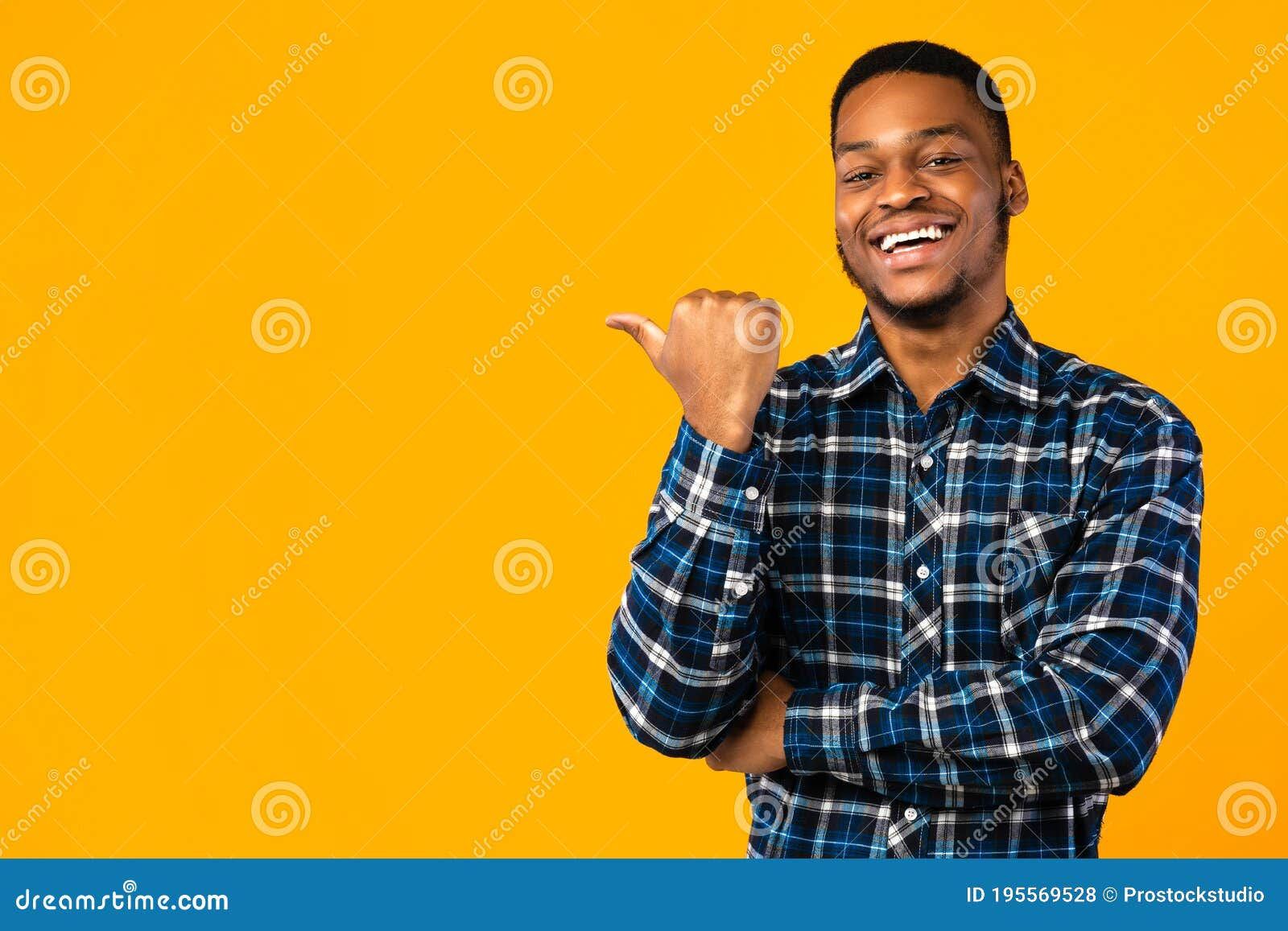 Wallpaper #IWf6_JIBSpphPi3-lZoB155 Black Man Pointing Thumb Aside Posing Over Yellow Studio Background
